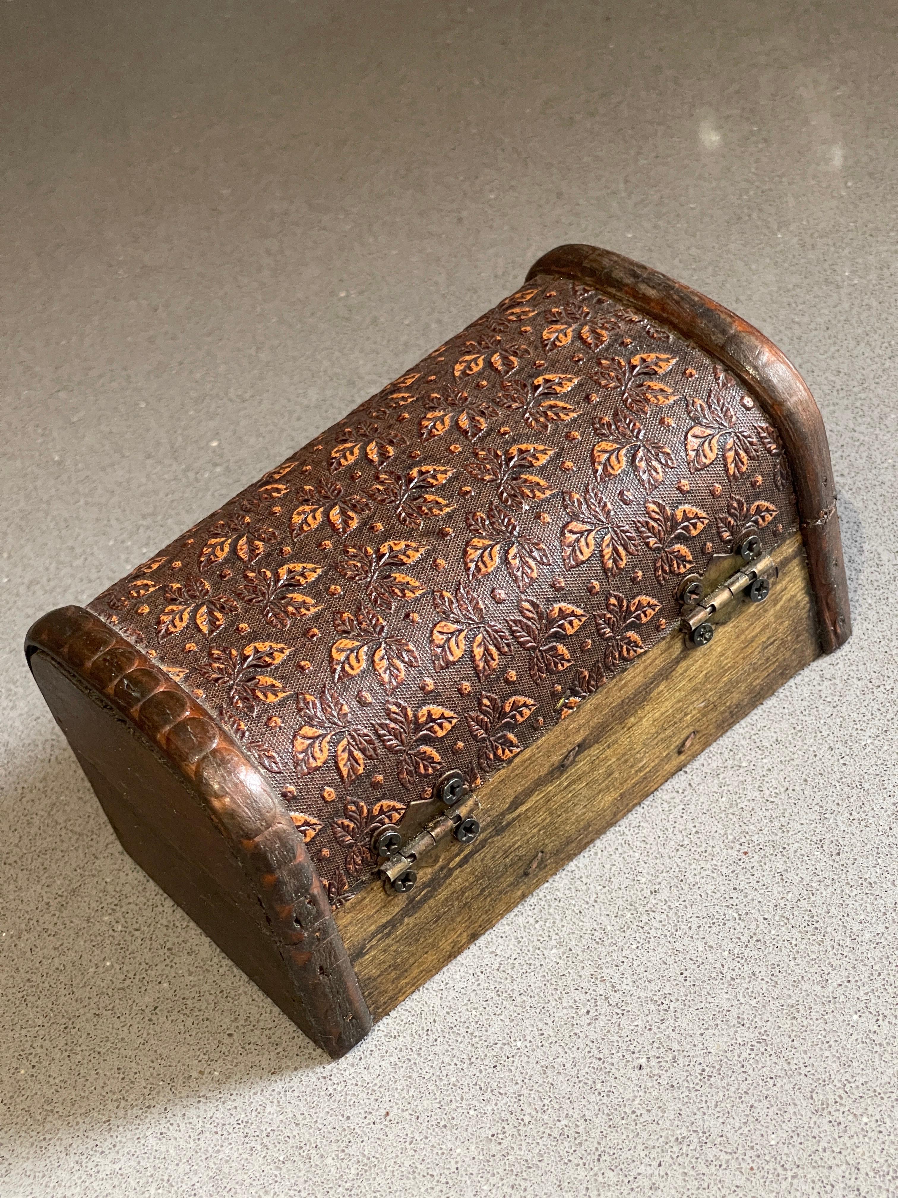 Painted Vintage Wooden Decorative Box with lid, Brown Jewellery Box For Sale