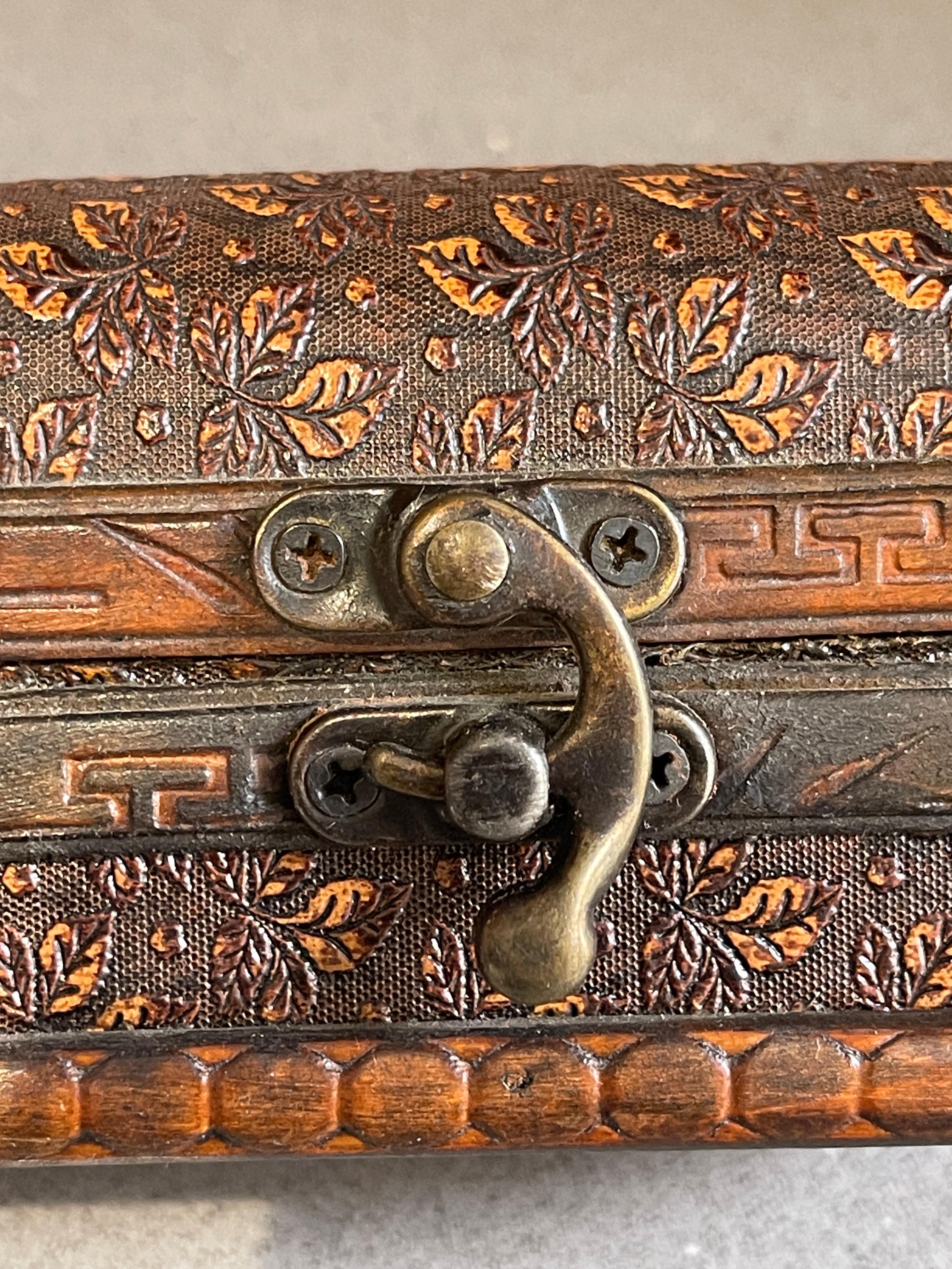 Dekoratives Holzkästchen mit Deckel, Brown Jewellery Box (Ende des 20. Jahrhunderts) im Angebot