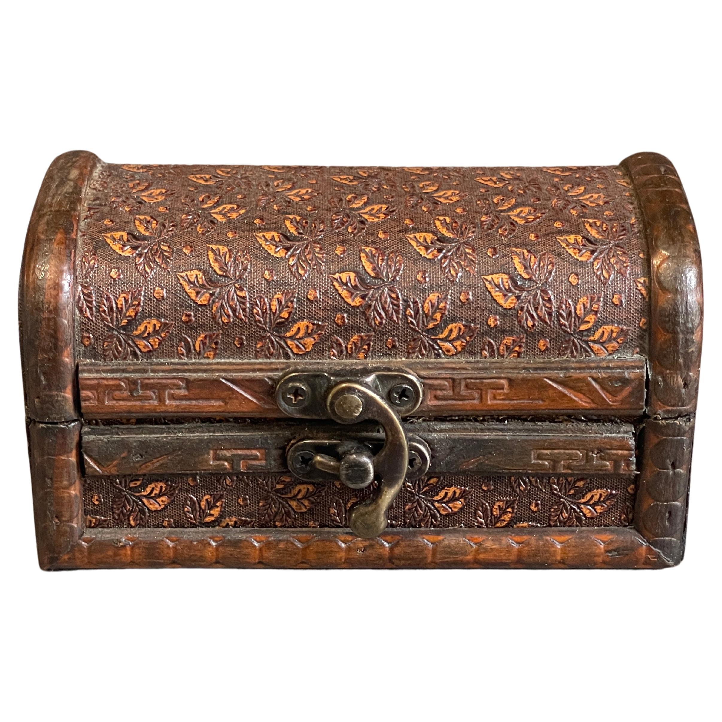 Vintage Wooden Decorative Box with lid, Brown Jewellery Box For Sale