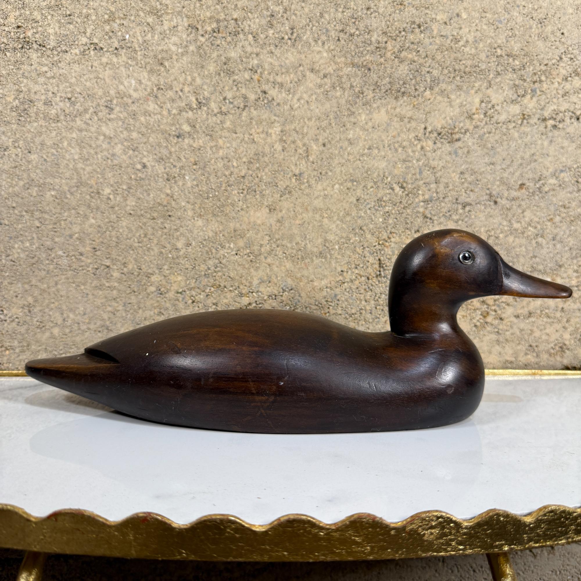 Per la tua considerazione, un'esca vintage in legno di mogano. Presente un francobollo fantasma. Nessuna informazione aggiuntiva sul produttore o sul paese di produzione. 

Dimensioni: 4,75