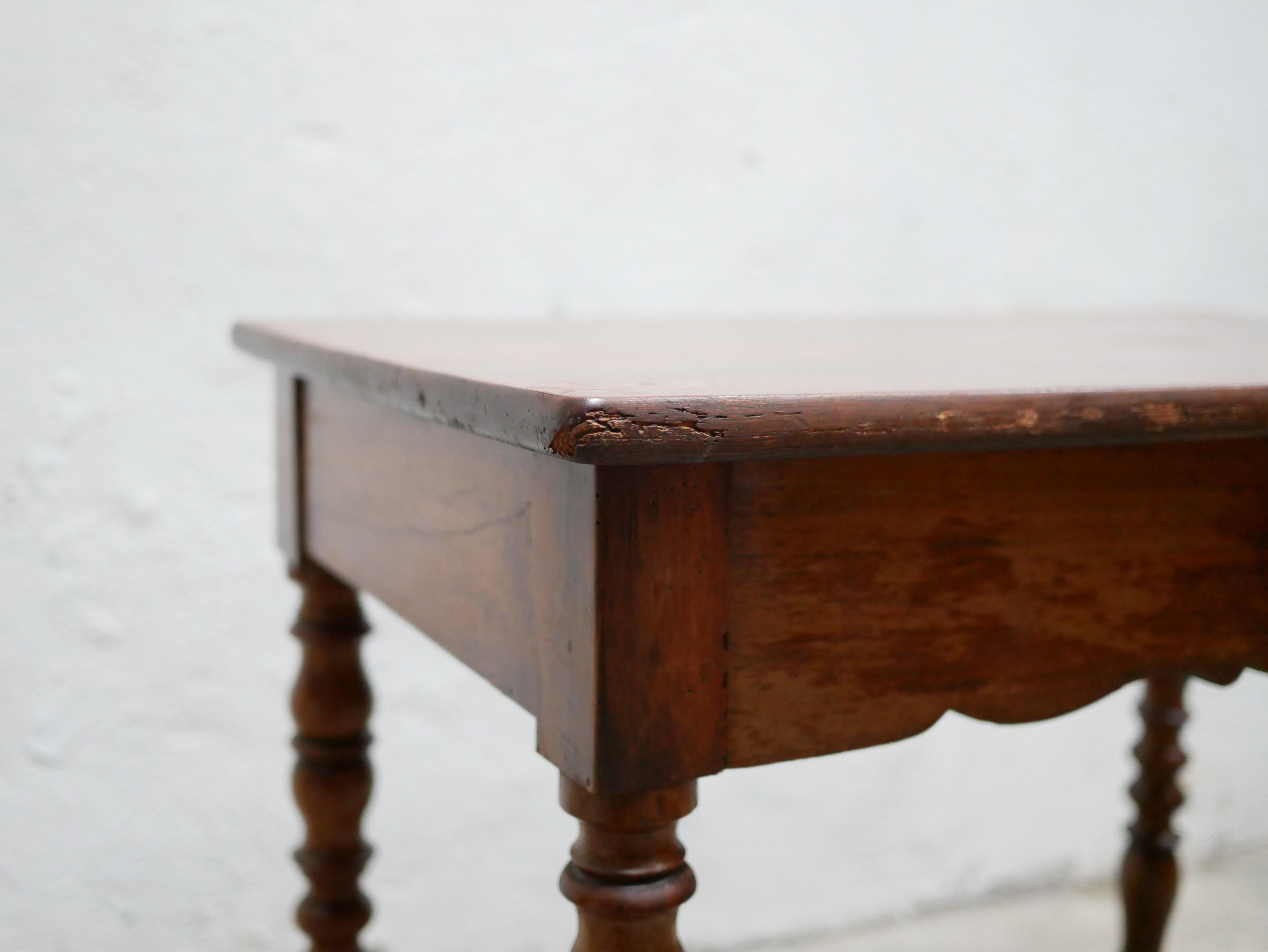 Vieille table de bureau en bois 4