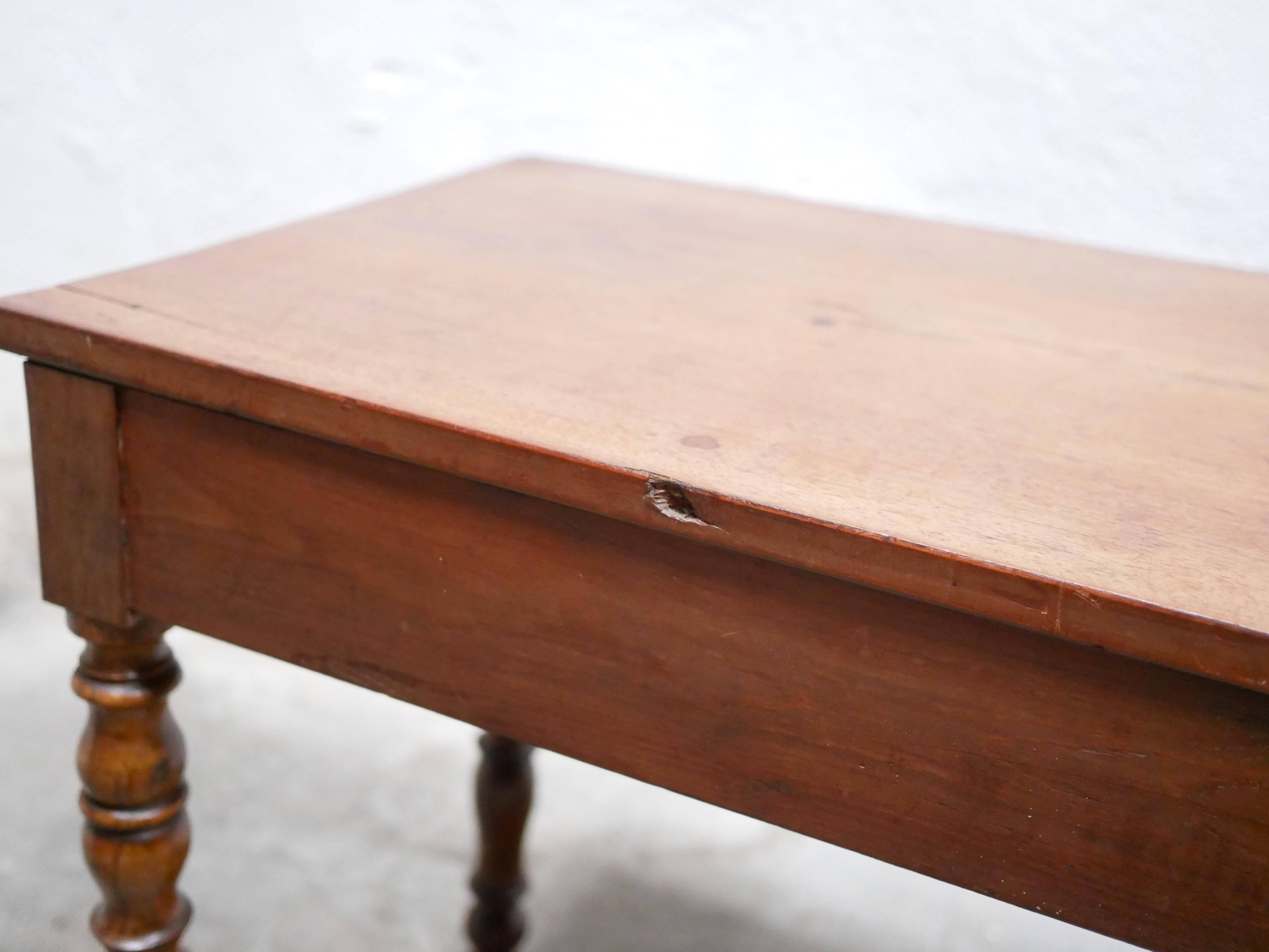 Vieille table de bureau en bois 8