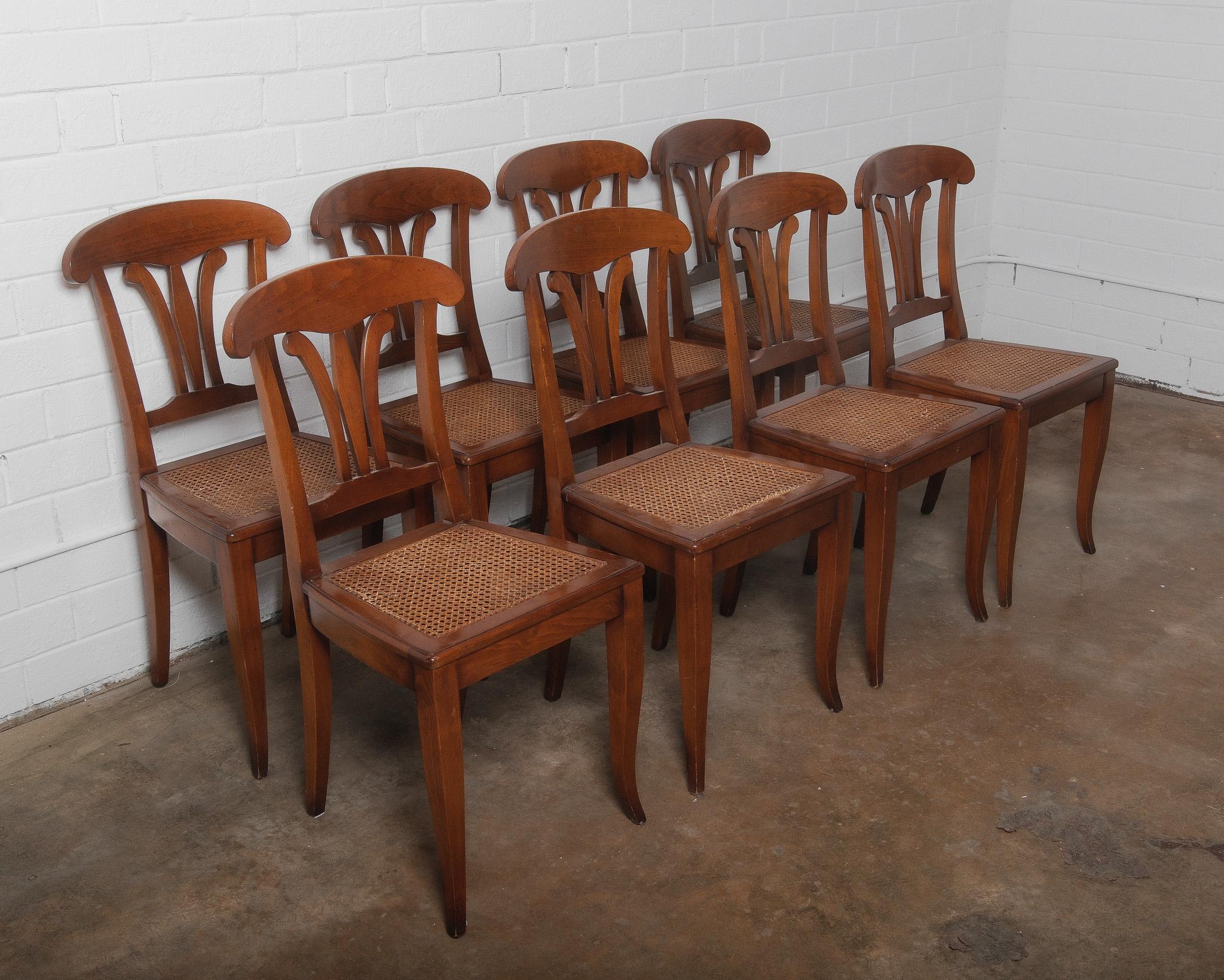 20ième siècle Chaises de salle à manger en bois Vintage Regency Revival / French Provincial Style Set of 8 en vente