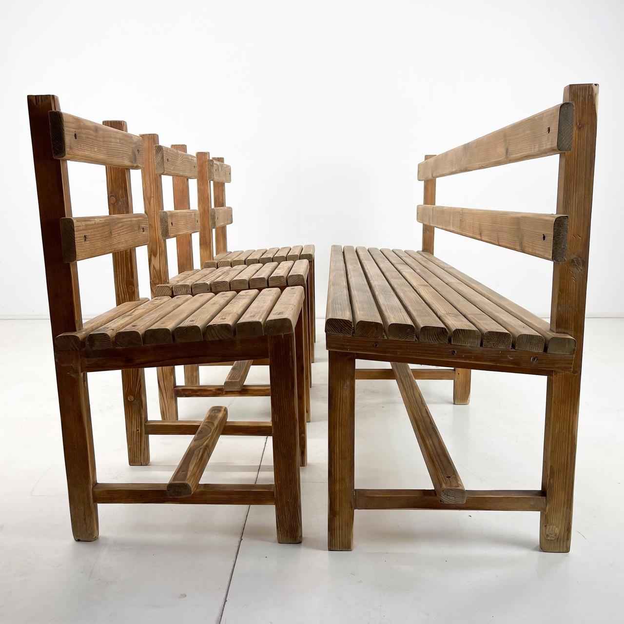 Set vintage in legno naturale composto da tre sedie e una panca. Tutte le parti sono state carteggiate e trattate con un olio speciale. 
L'altezza di tutti gli articoli è di 83 cm e la profondità di 45 cm. La larghezza della panca è di 180 cm e la