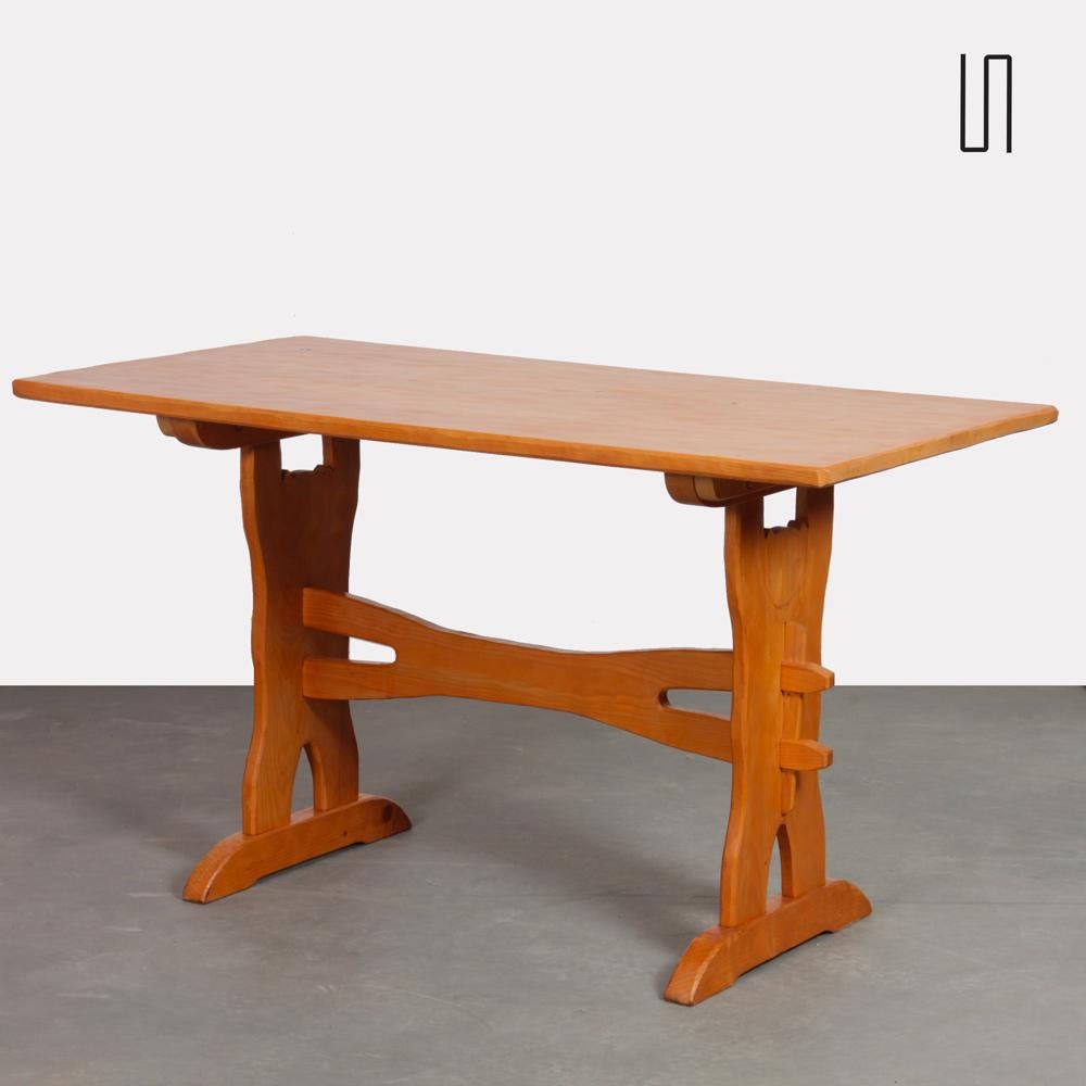 Cette table de salle à manger vintage en bois date des années 1960. La partie supérieure est travaillée à la gouge. Il est en bon état d'origine. 

