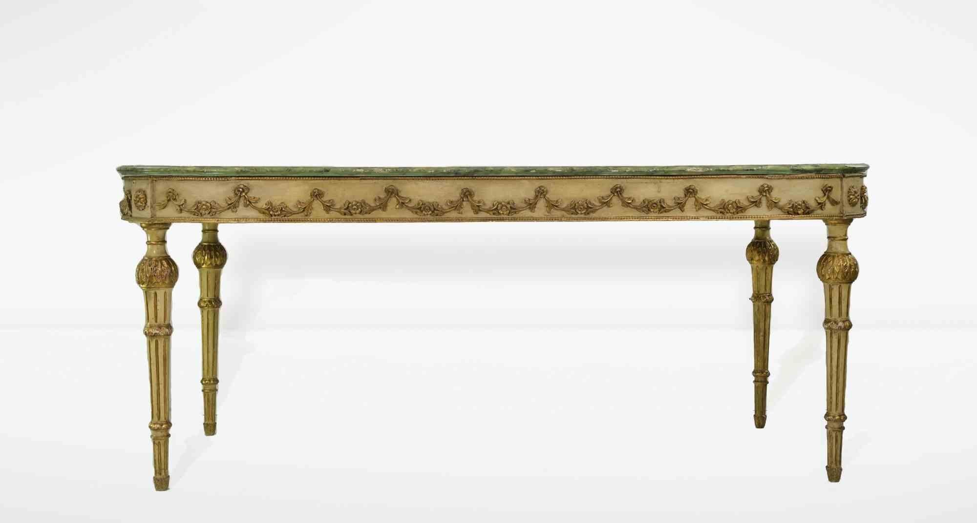 Table de salle à manger avec des décorations en guirlande sur la jupe. Fausse peinture de marbre sur le dessus. Jambes pyramidales.

Italie, début du 20e siècle.

Bon état.