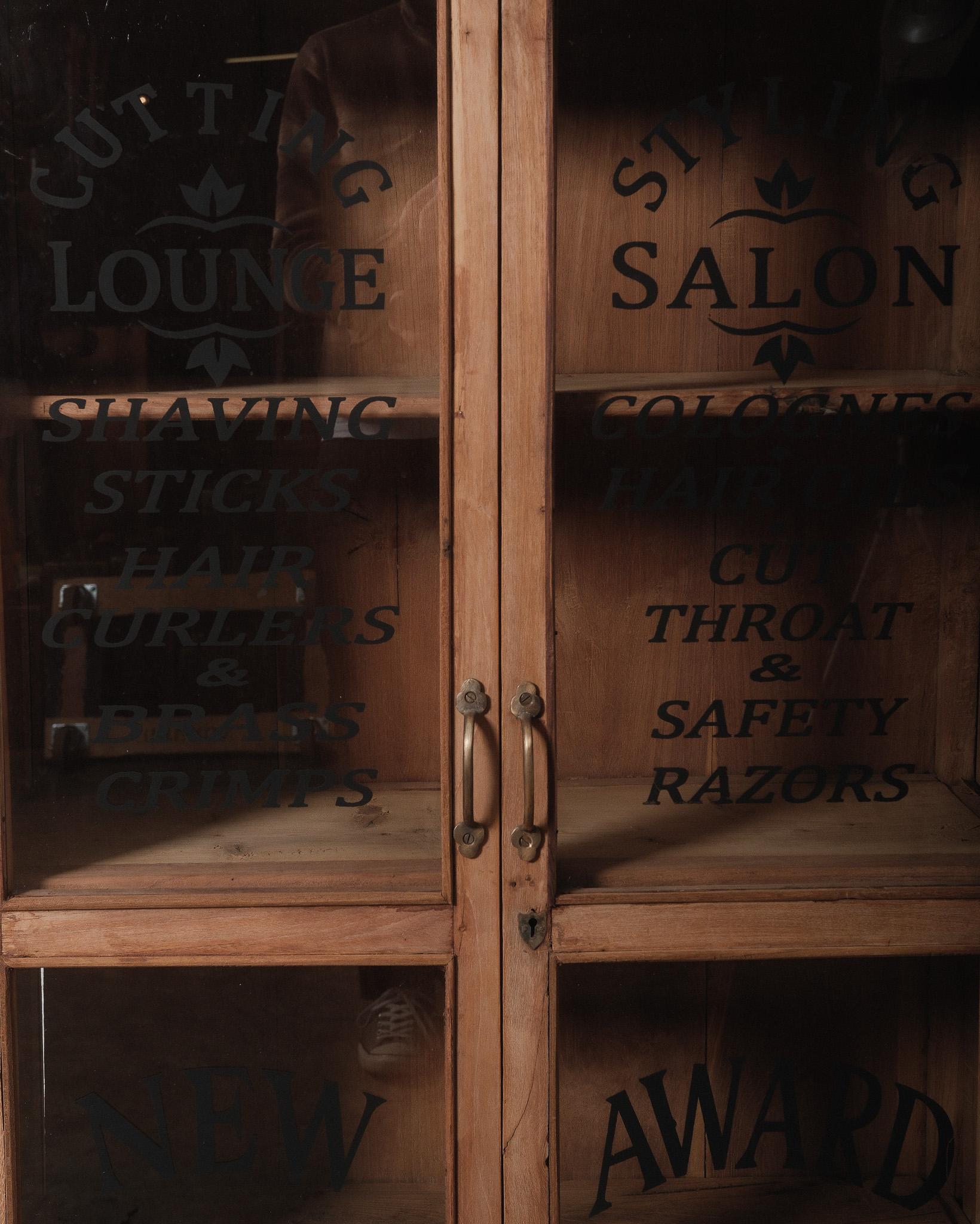 Rustique Vitrine Vintage en bois avec portes en verre peintes à la main en vente