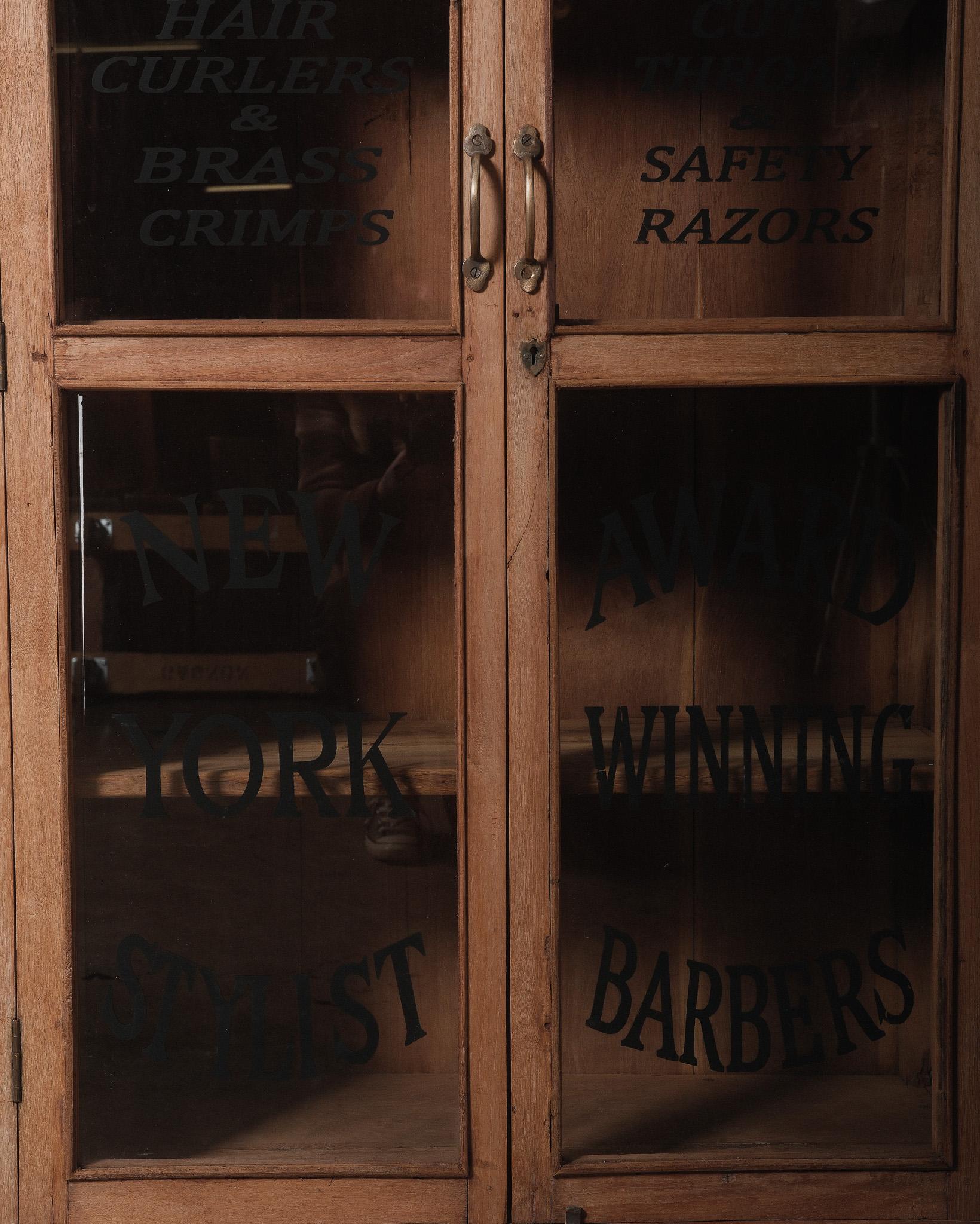 Indien Vitrine Vintage en bois avec portes en verre peintes à la main en vente