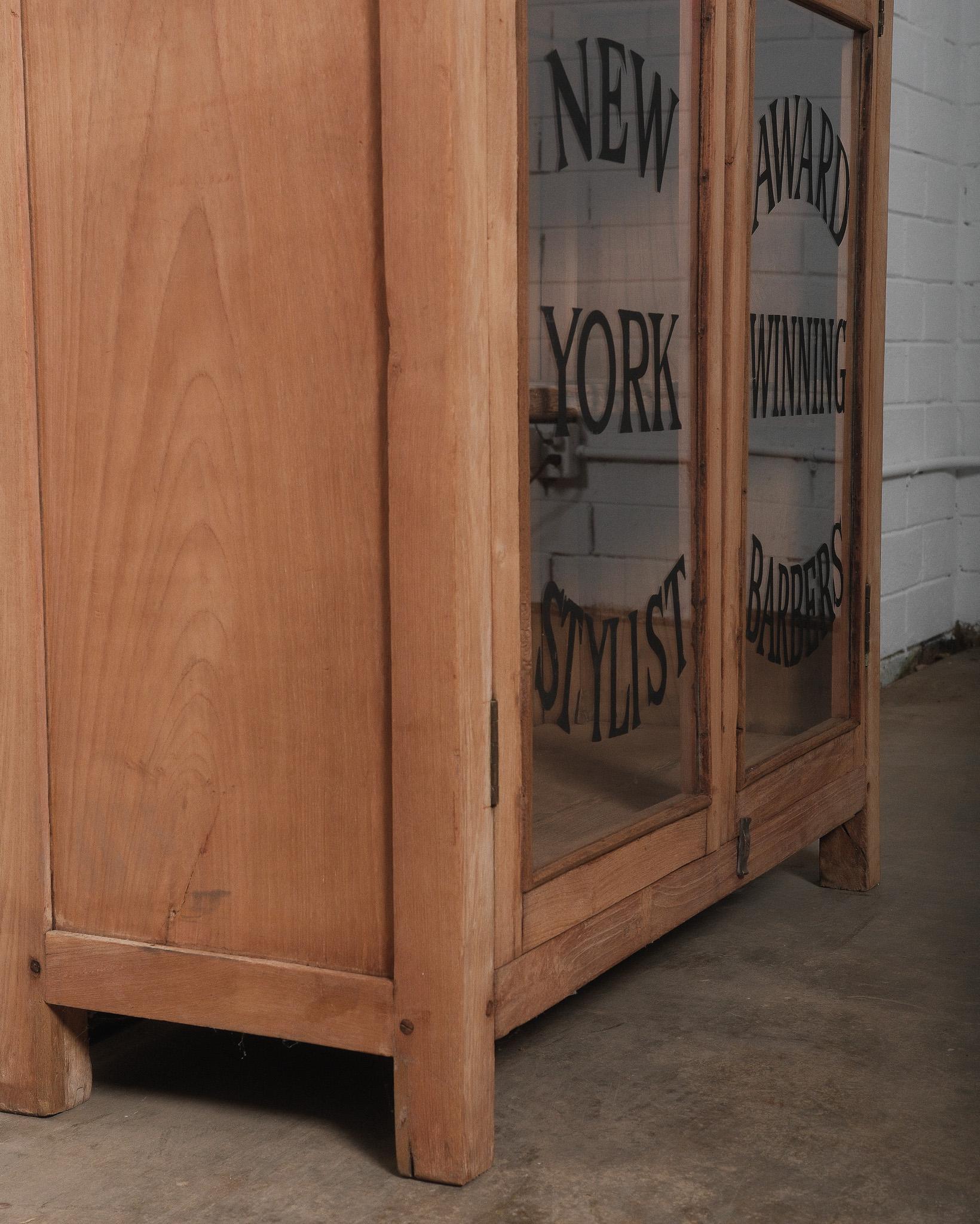 Vitrine Vintage en bois avec portes en verre peintes à la main Bon état - En vente à High Point, NC
