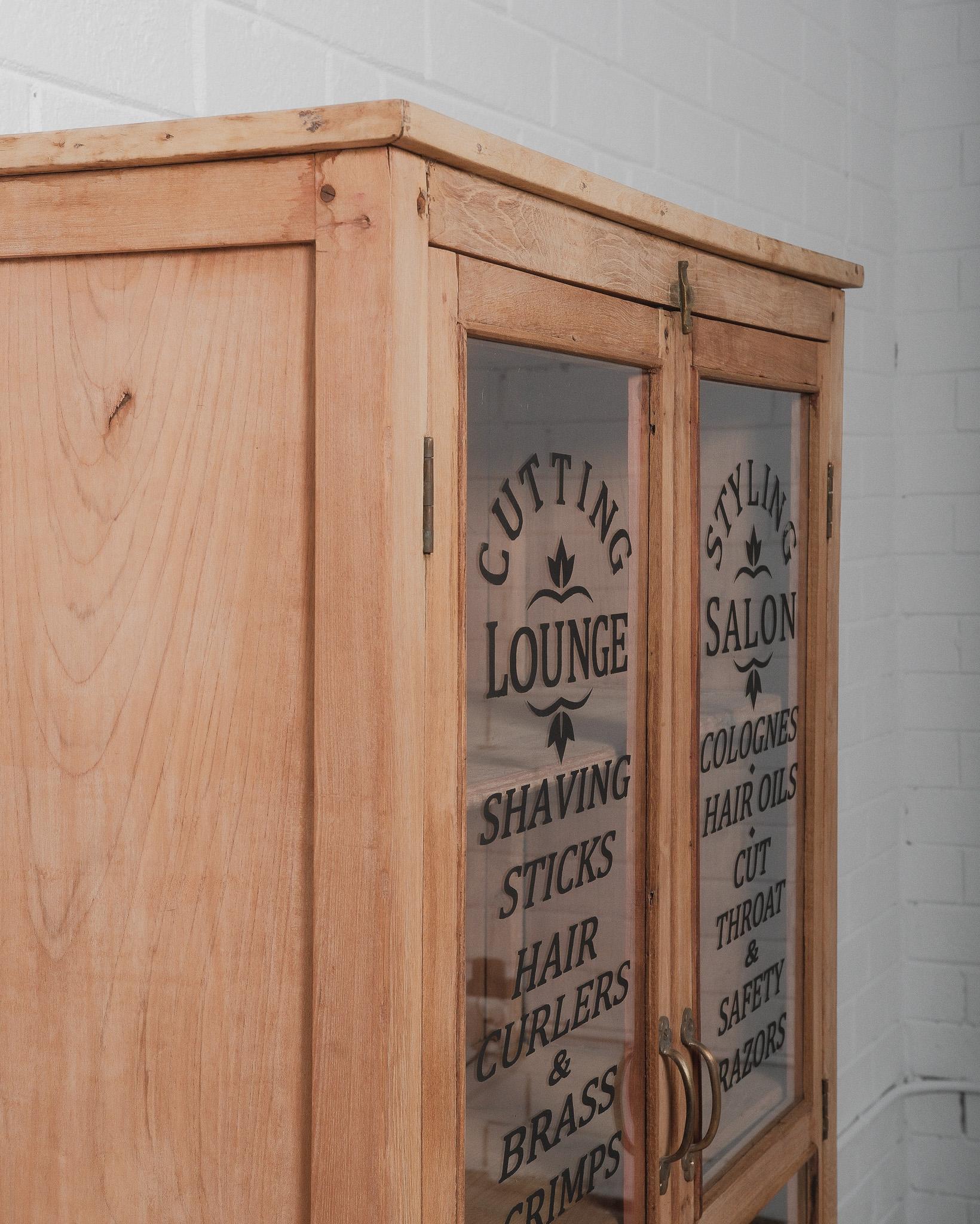 20ième siècle Vitrine Vintage en bois avec portes en verre peintes à la main en vente