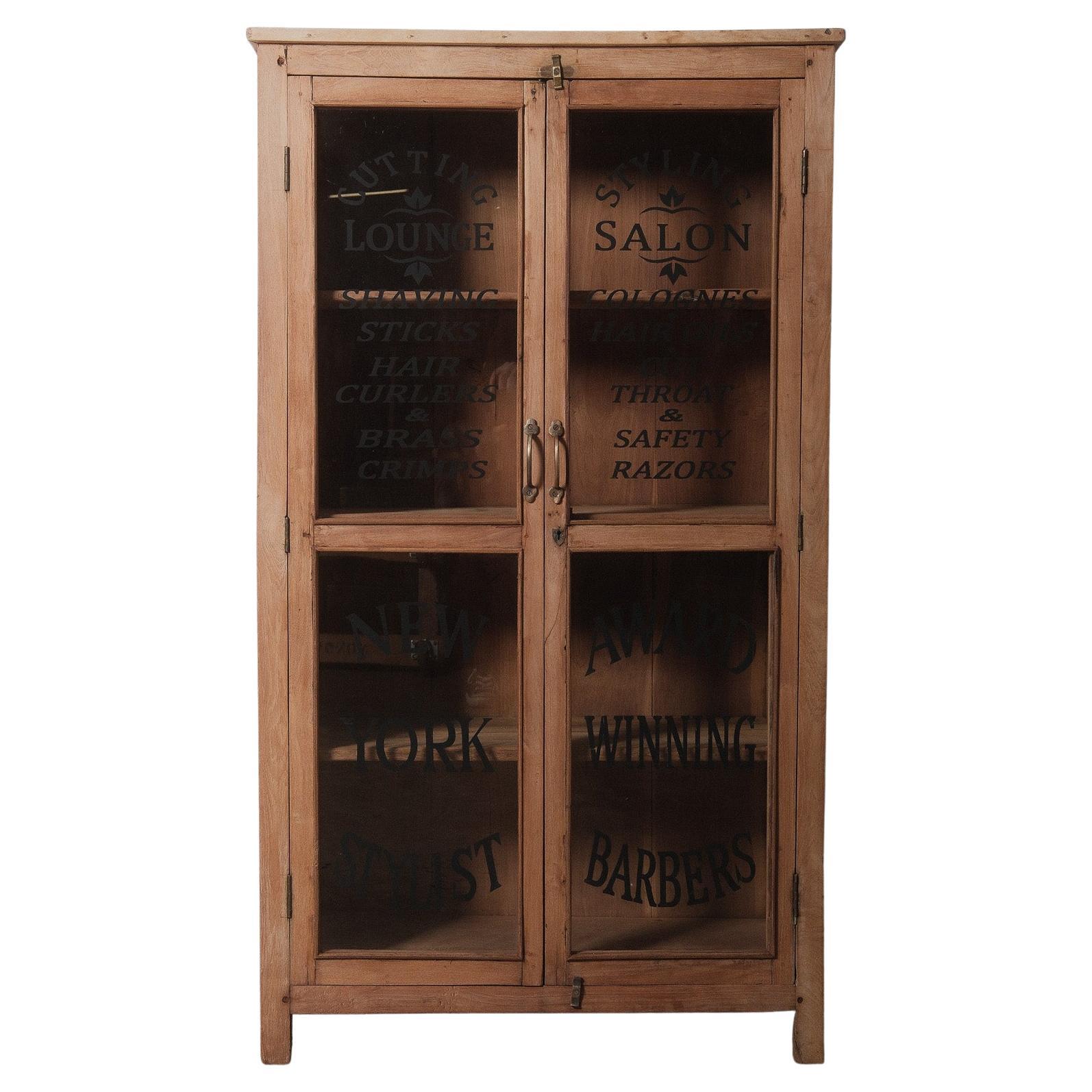 Vitrine Vintage en bois avec portes en verre peintes à la main en vente