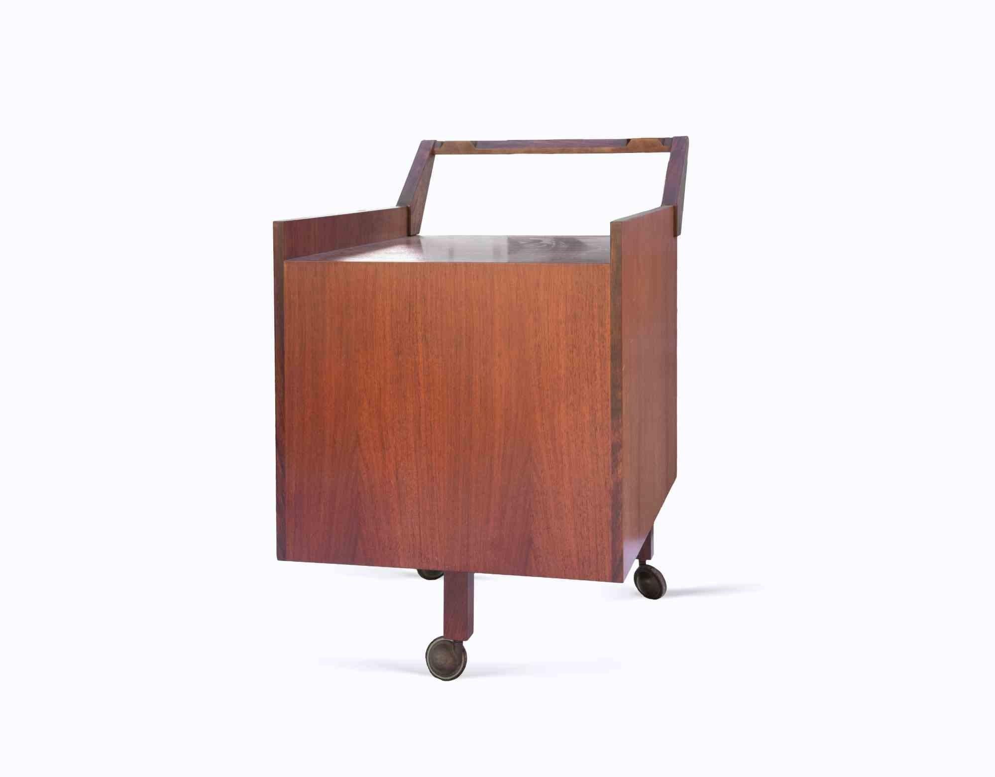 Cajonera vintage de madera CM24 realizada en los años 50 por Franco Albini para Poggi.

Madera y metal.

Muy buen estado.