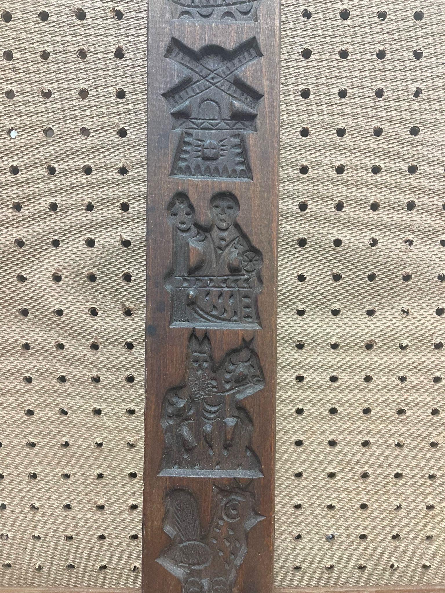 Dekoratives primitives Holz-Deko-Deko-Deko-Objekt aus Holz im niederländischen Volksstil in Cookie-Form. (Moderne der Mitte des Jahrhunderts) im Angebot