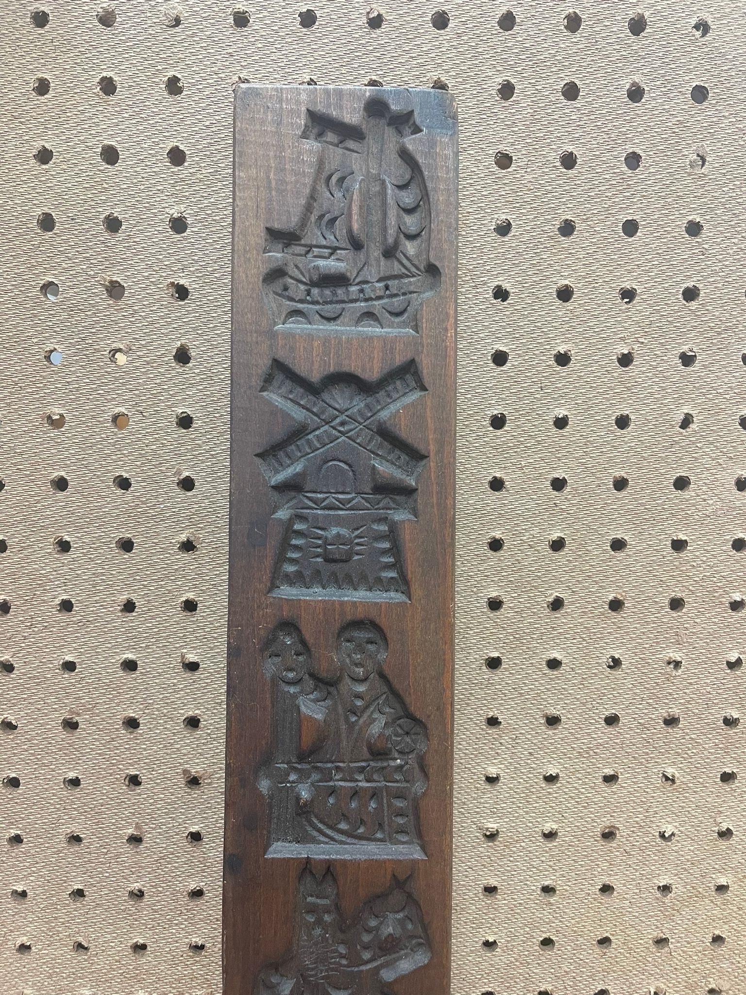 Dekoratives primitives Holz-Deko-Deko-Deko-Objekt aus Holz im niederländischen Volksstil in Cookie-Form. (Ende des 20. Jahrhunderts) im Angebot