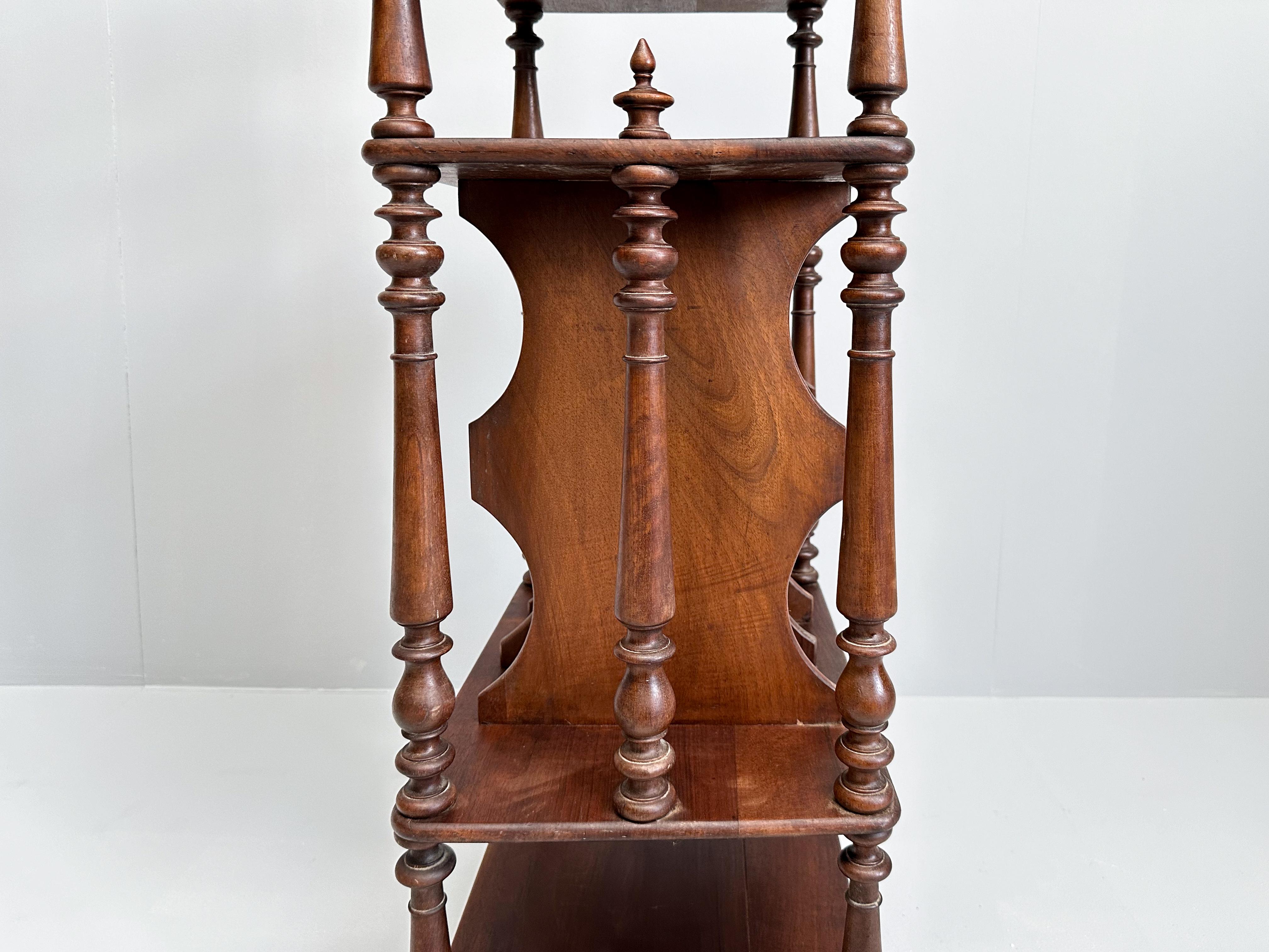 Estantería vintage de madera con ruedas, atril, etc. en venta 5