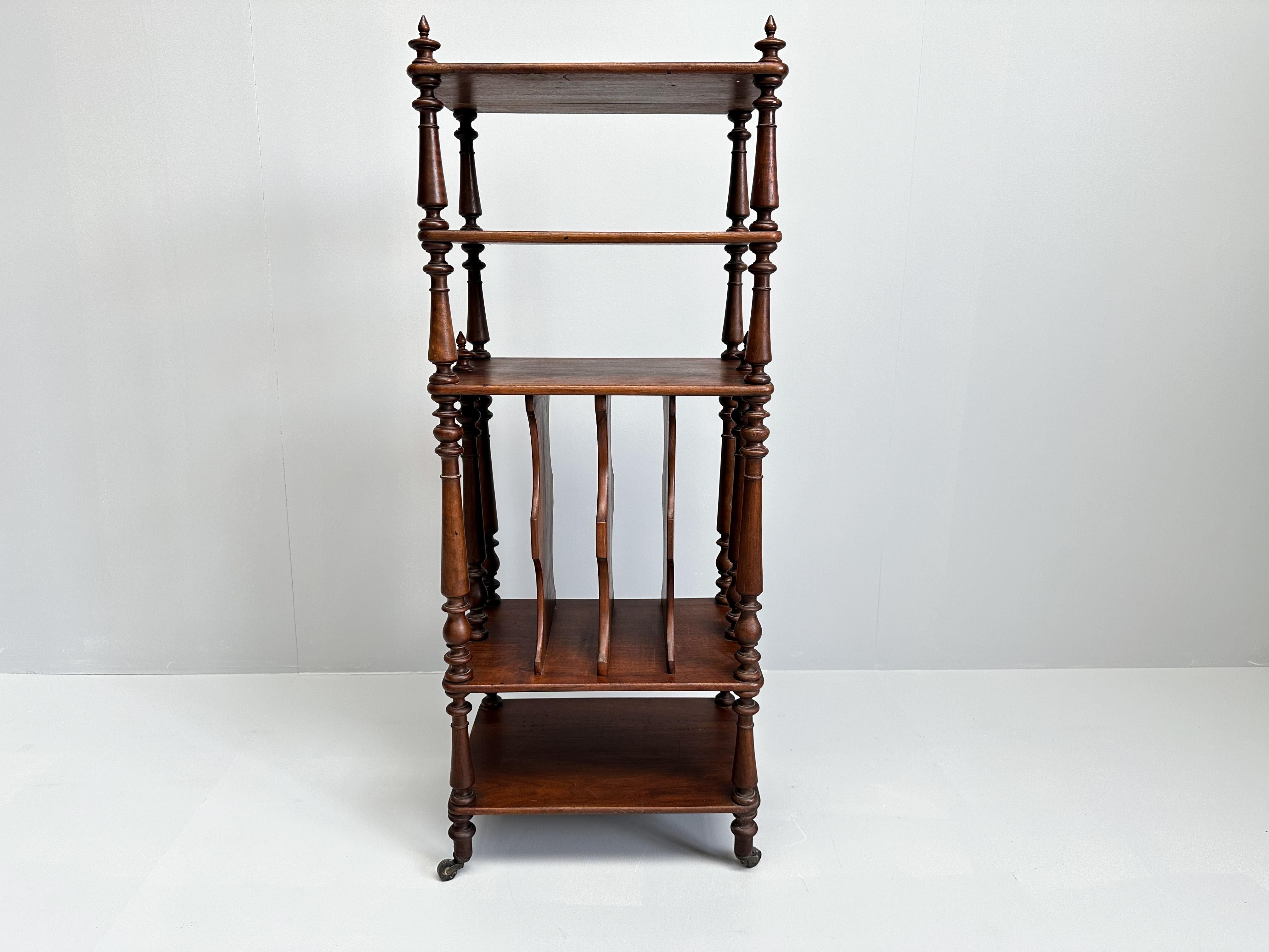 Estantería vintage de madera con ruedas, atril, etc. en venta 6