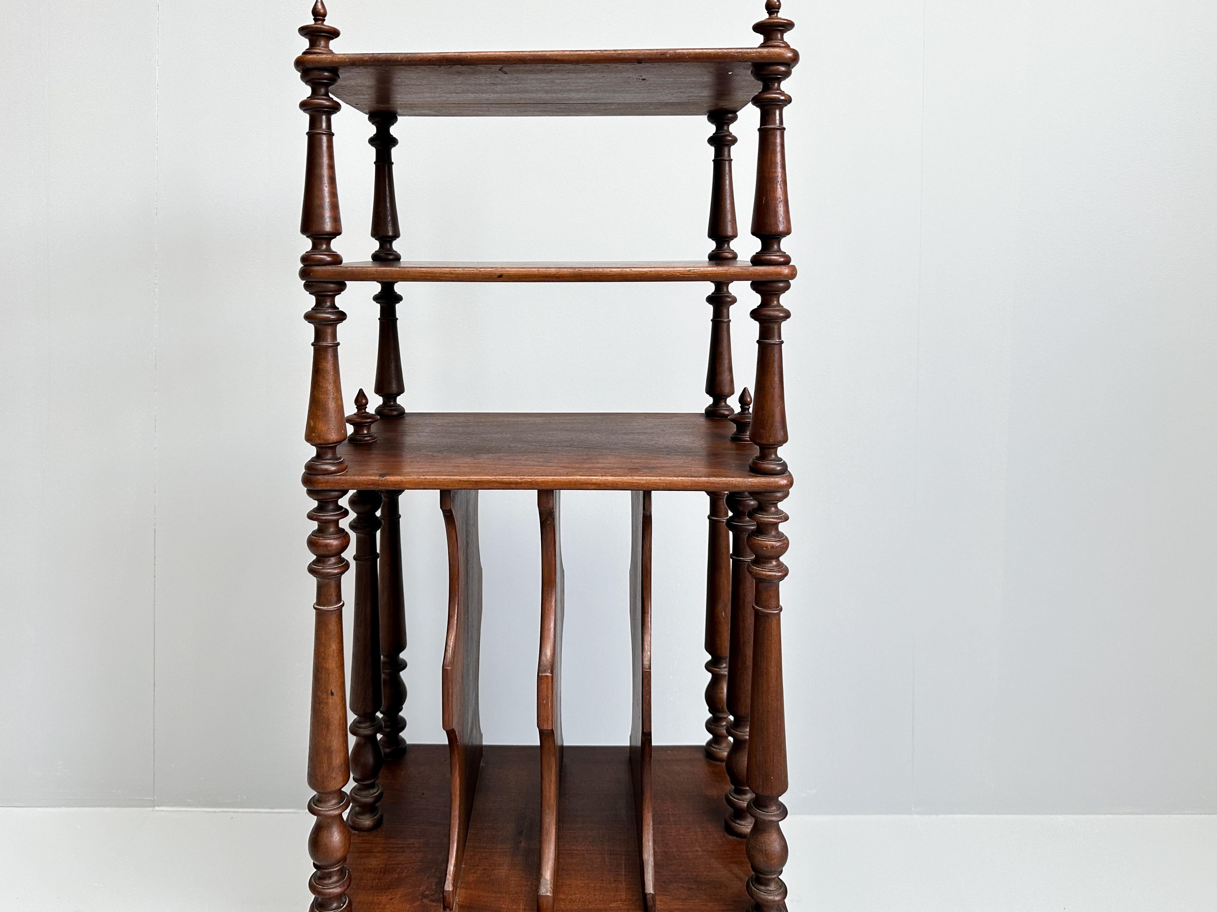 Estantería vintage de madera con ruedas, atril, etc. en Bueno estado para la venta en BERKEL EN RODENRIJS, NL