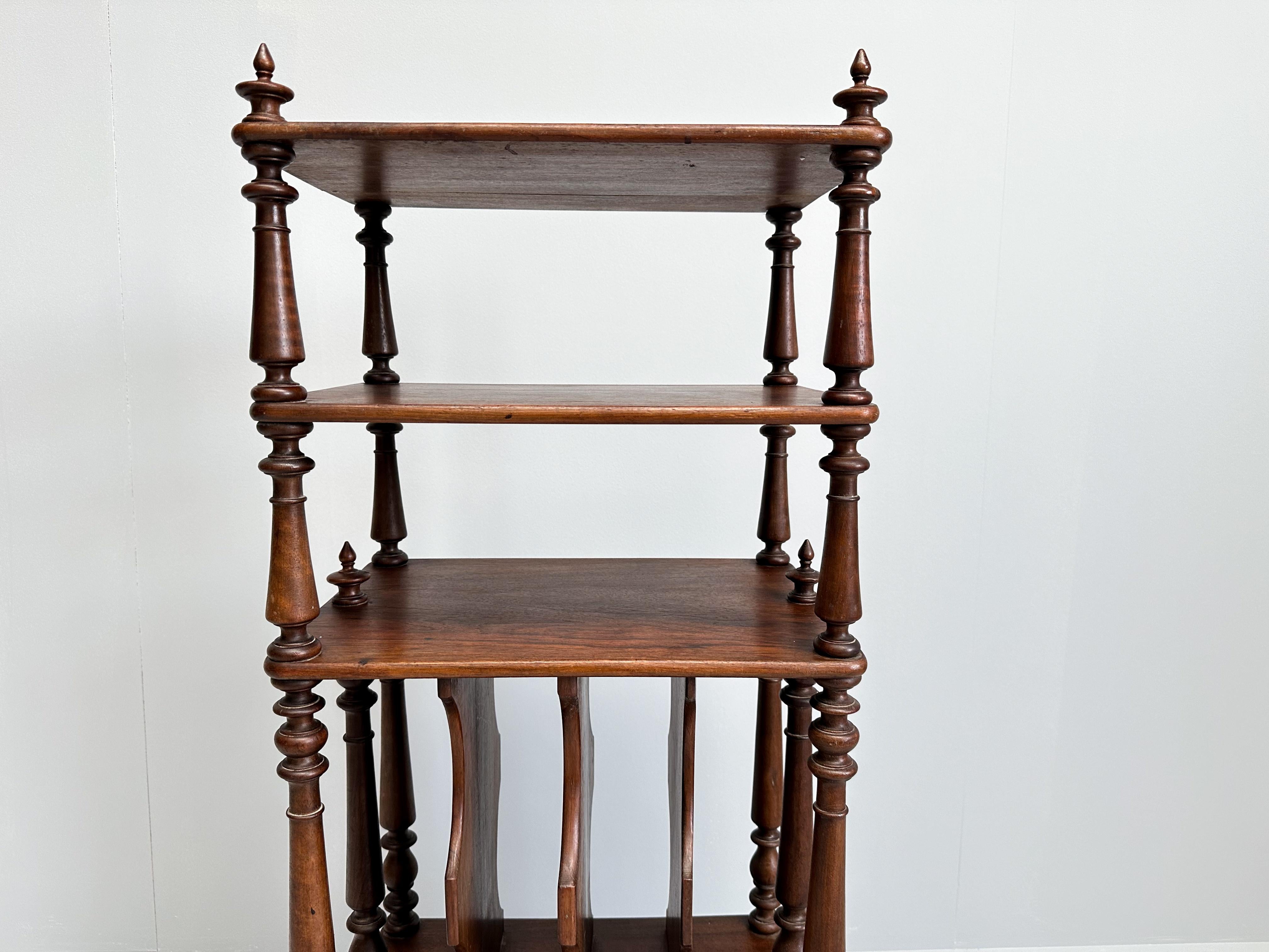 Estantería vintage de madera con ruedas, atril, etc. principios del siglo XX en venta