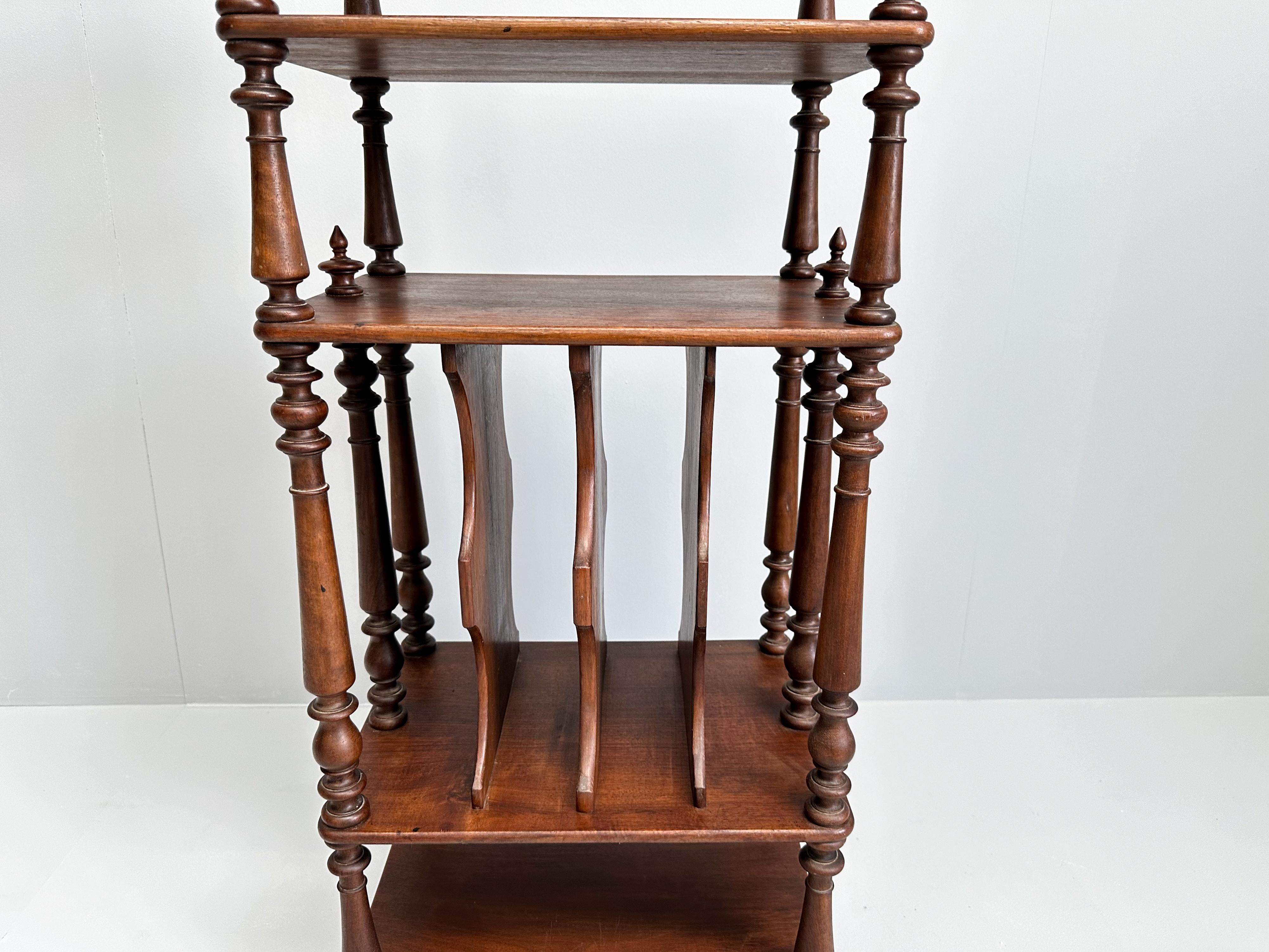 Estantería vintage de madera con ruedas, atril, etc. Madera en venta