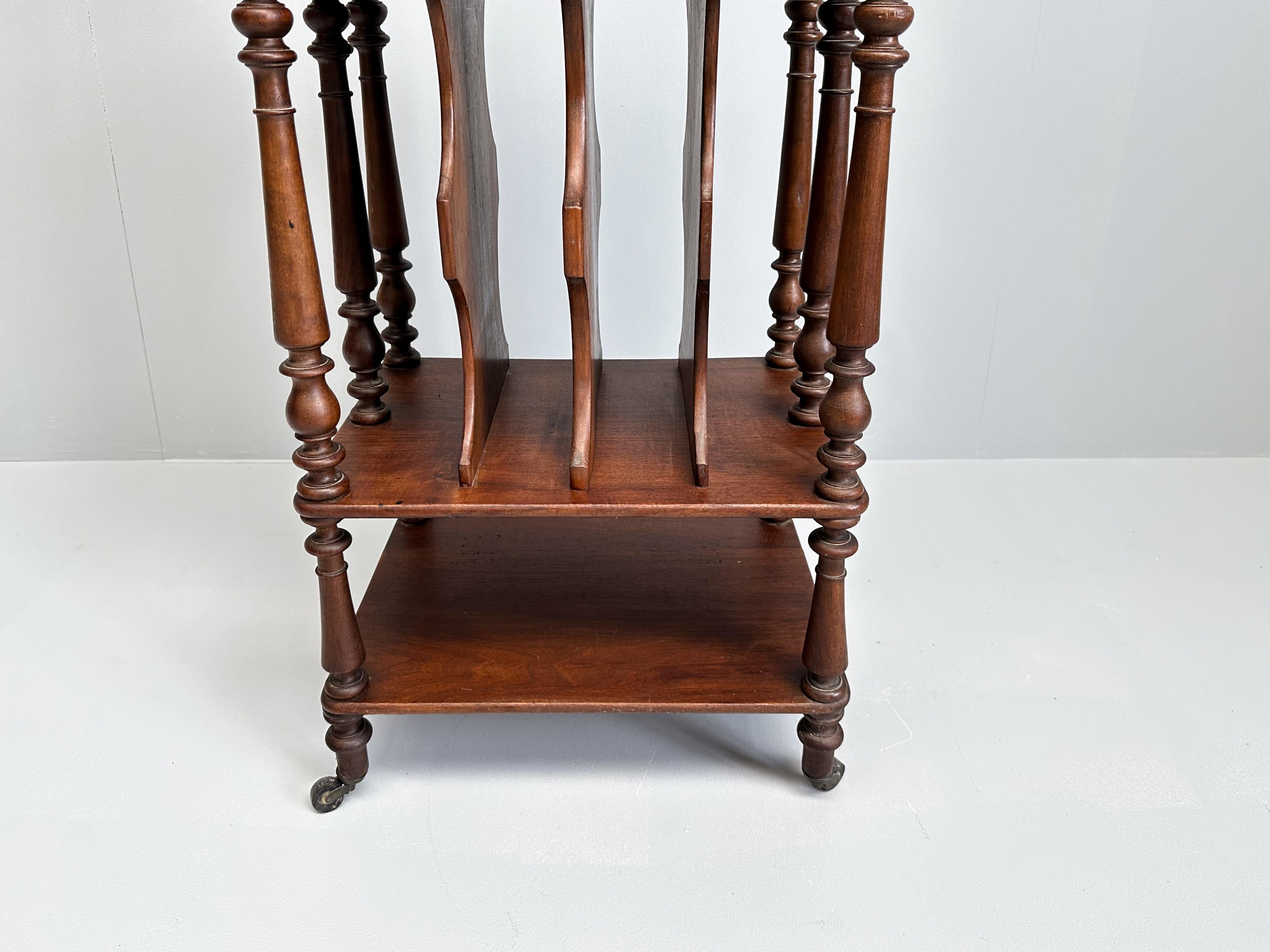 Estantería vintage de madera con ruedas, atril, etc. en venta 1