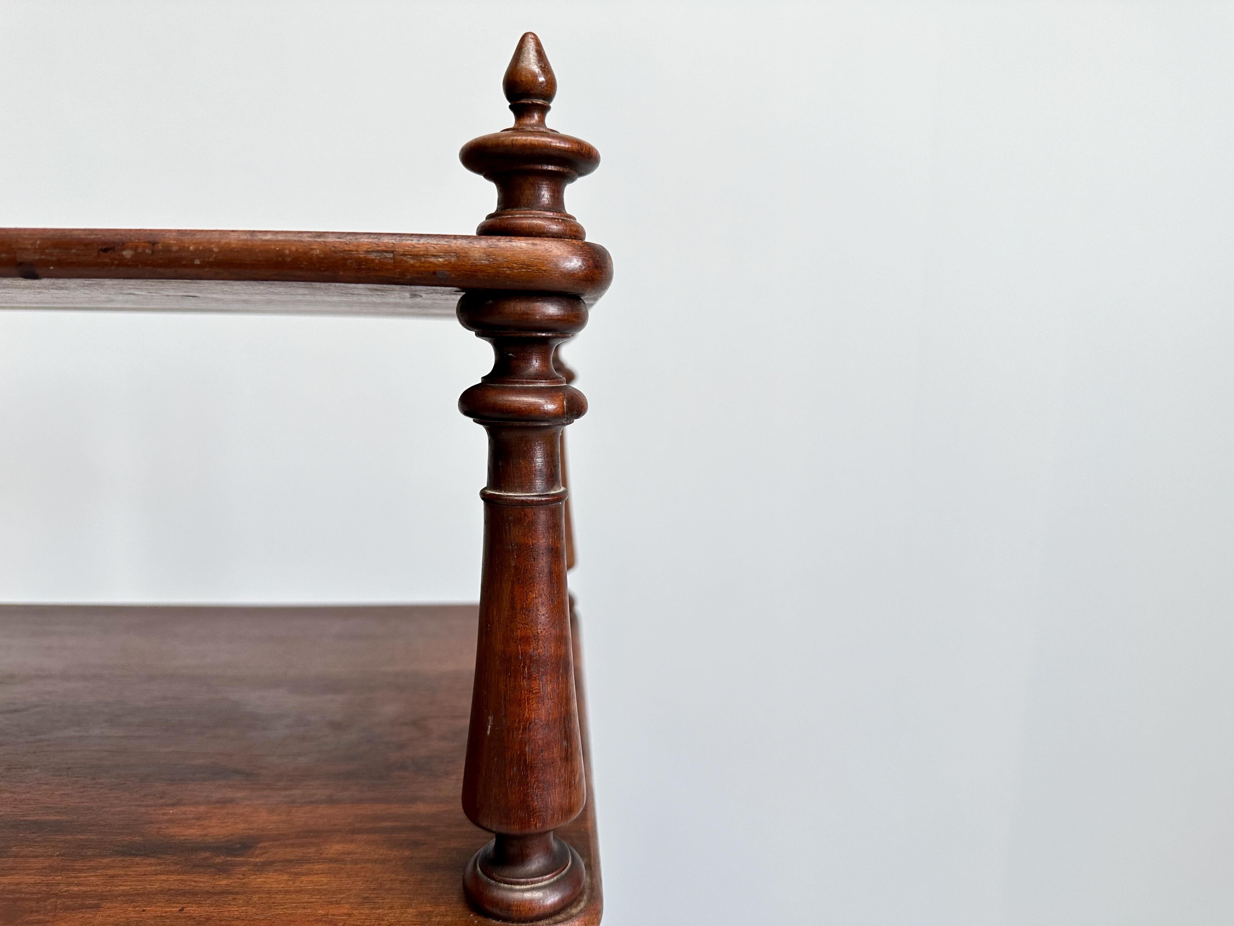 Estantería vintage de madera con ruedas, atril, etc. en venta 2