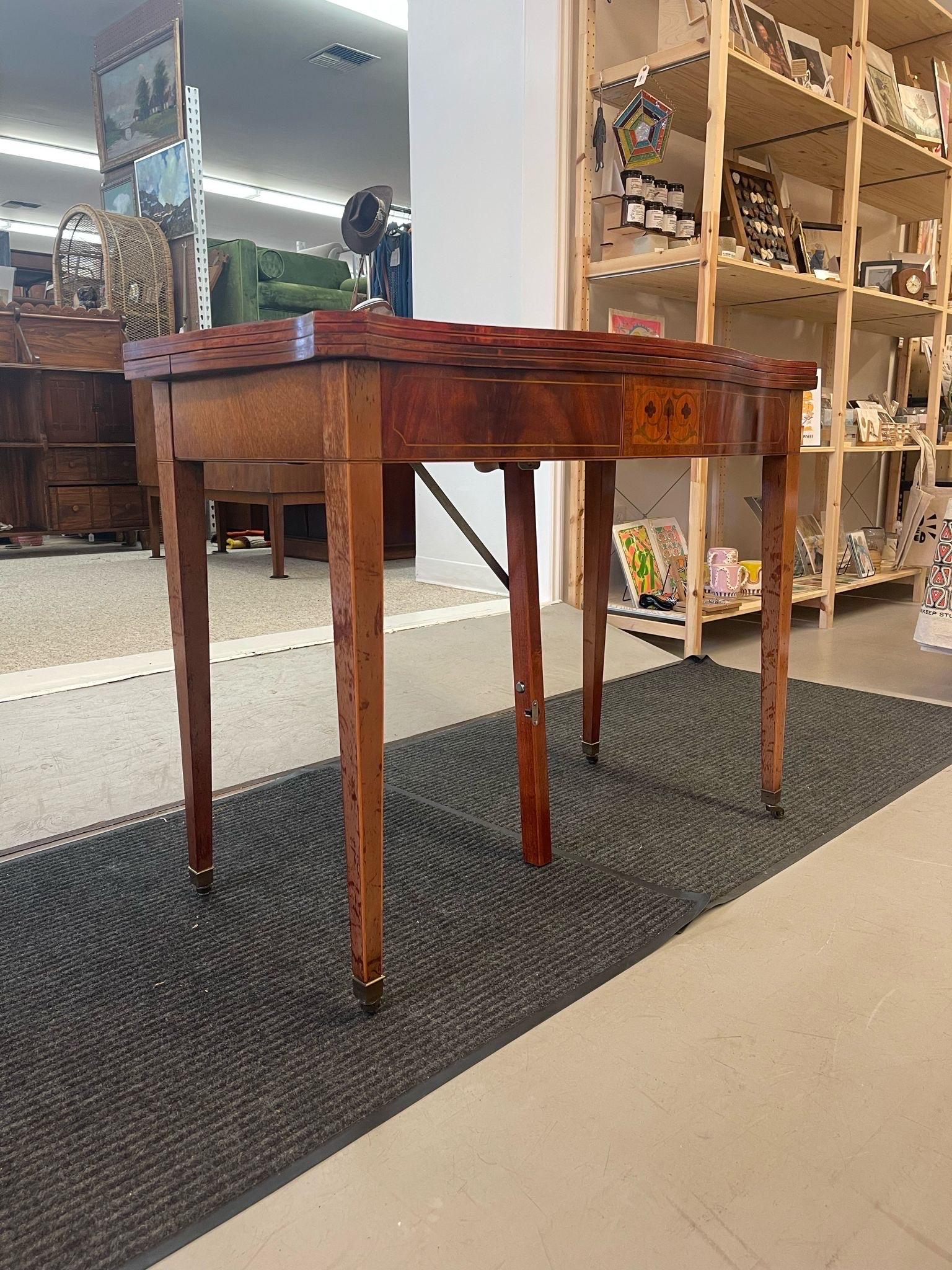 Vintage Wooden Extending Dining Table With Wood Inlay Accents. In Good Condition For Sale In Seattle, WA