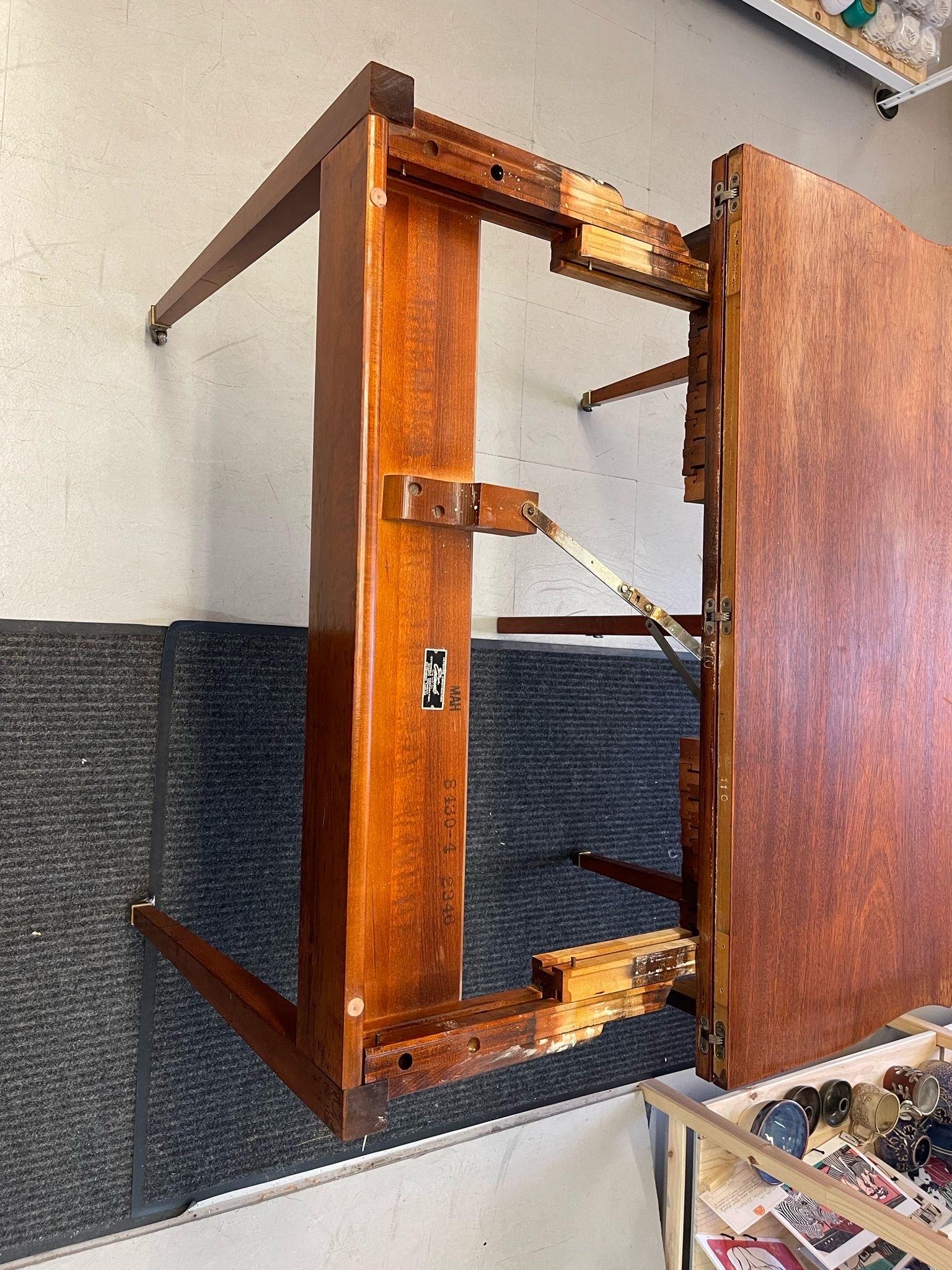 Bois Table de salle à manger à rallonge en bois vintage avec incrustations en bois. en vente