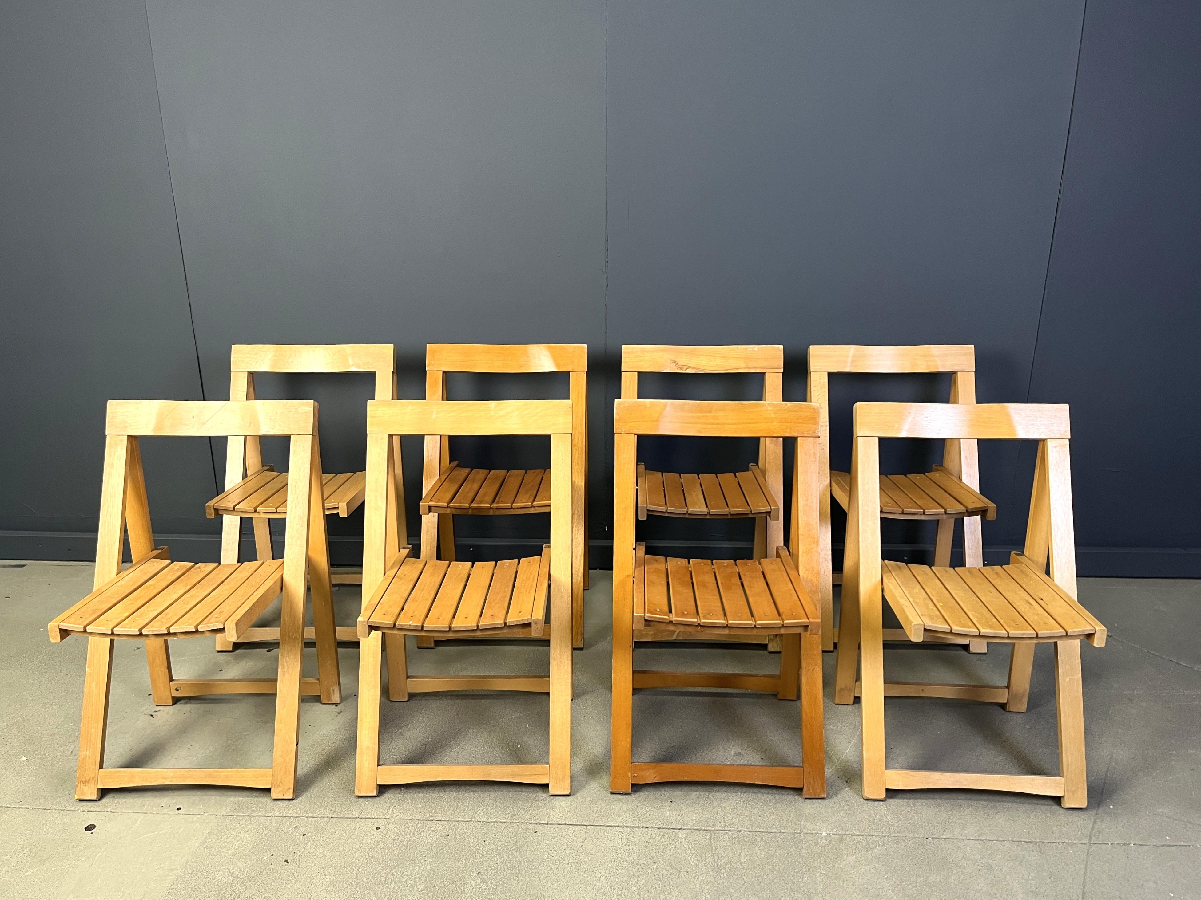 Beautiful Mid century modern wooden folding chairs.

The chairs are well made and very sturdy.

Good condition with normal age related wear

1960s - France

Dimensions: 
Height: 75cm/29.52