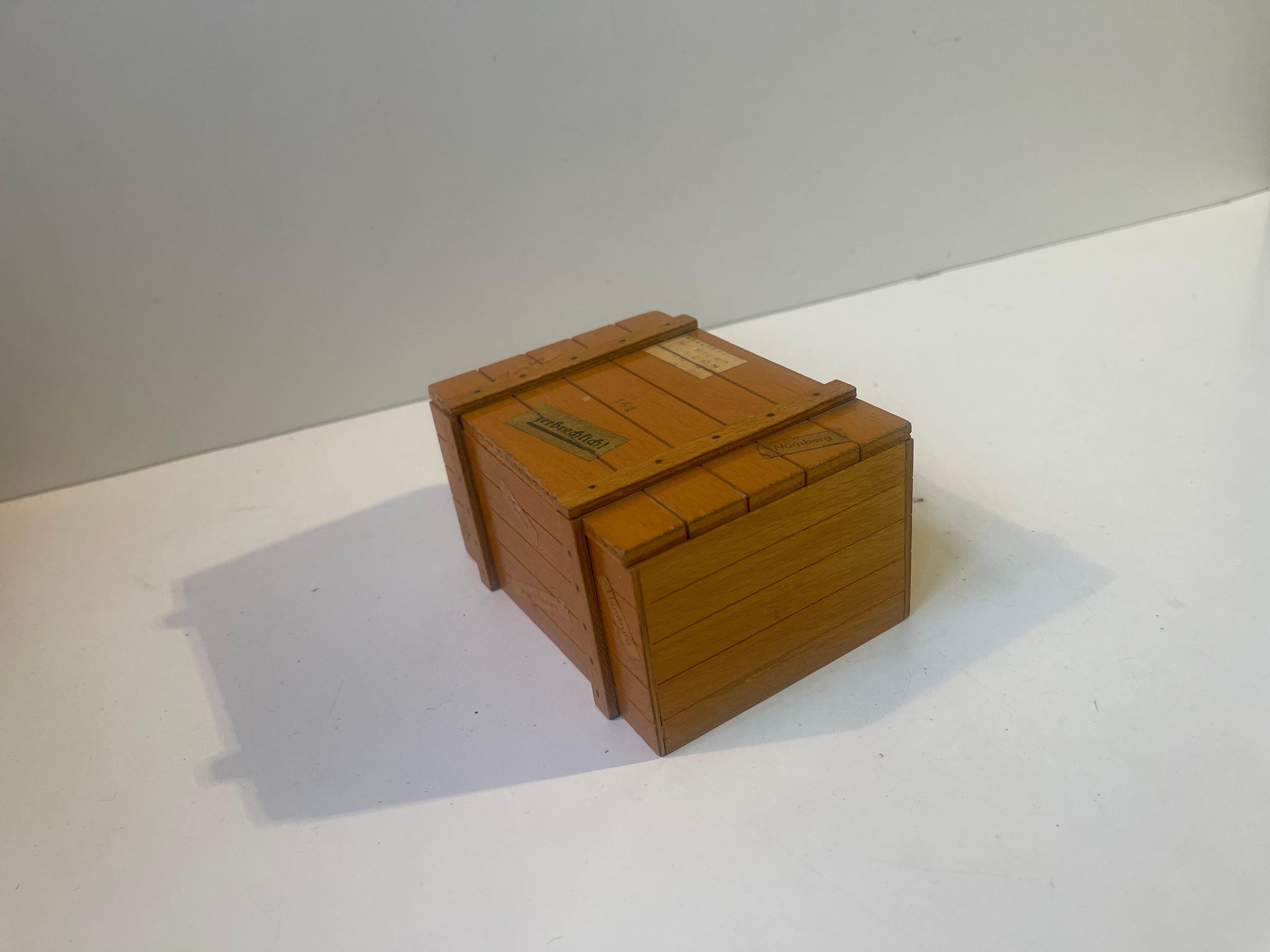 Vintage Wooden German Music Box - Reisekoffer - Strauss: 'Les Roses Du Sud' (Deutsch) im Angebot