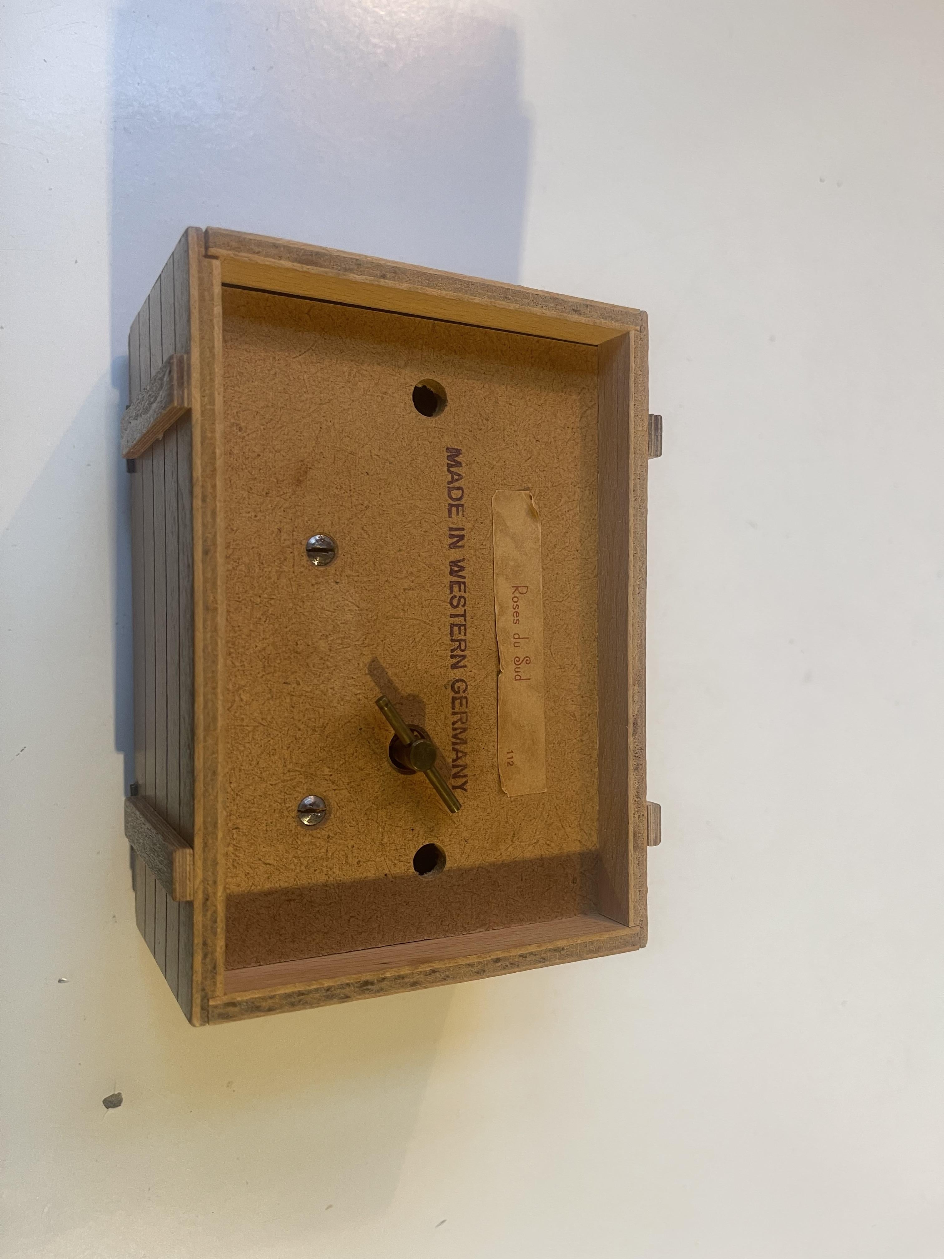 Vintage Wooden German Music Box - Reisekoffer - Strauss: 'Les Roses Du Sud' (Kiefernholz) im Angebot