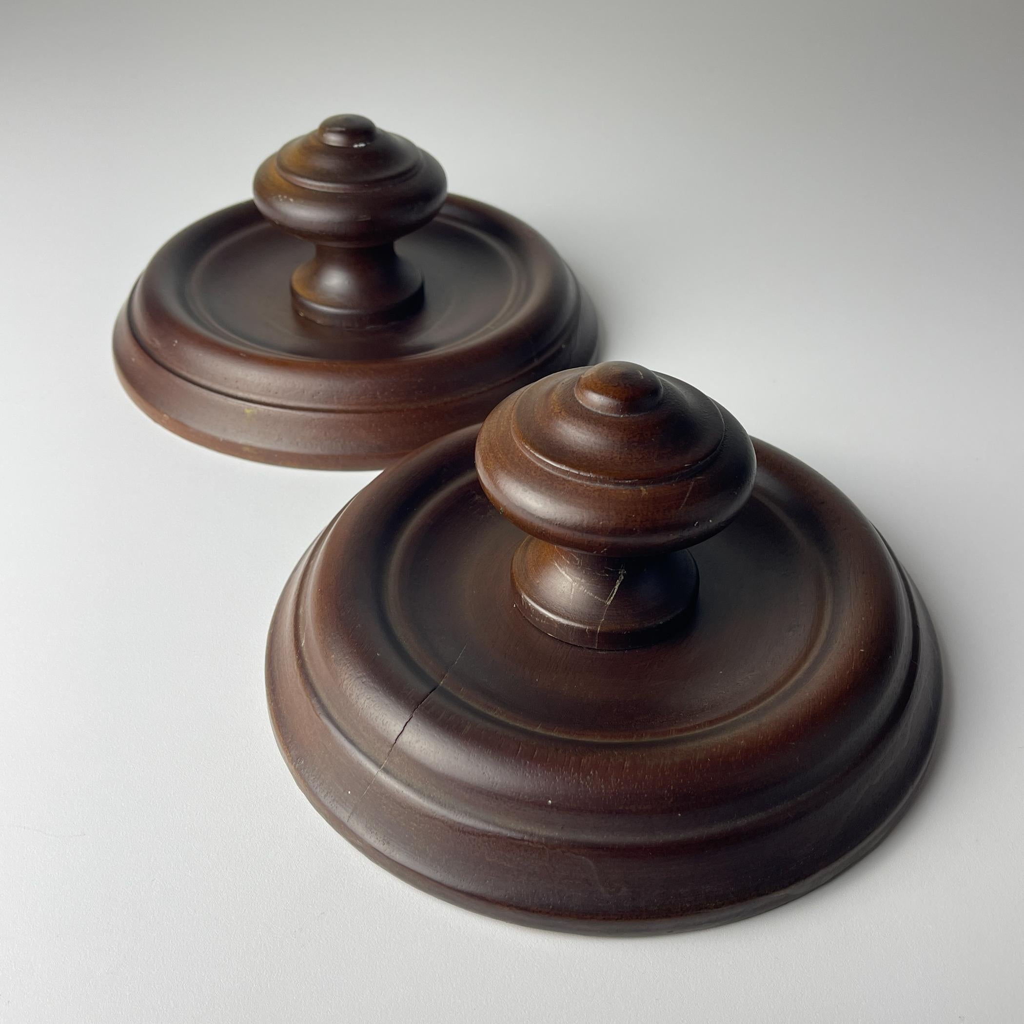 Bellissima coppia di appendiabiti da parete in legno vintage realizzati in Italia negli anni '50.

Condizioni vintage molto buone.

Dimensioni:
Larghezza: 19 cm
Altezza: 9 cm

Offriamo una spedizione sicura in tutto il mondo.
Per qualsiasi domanda,