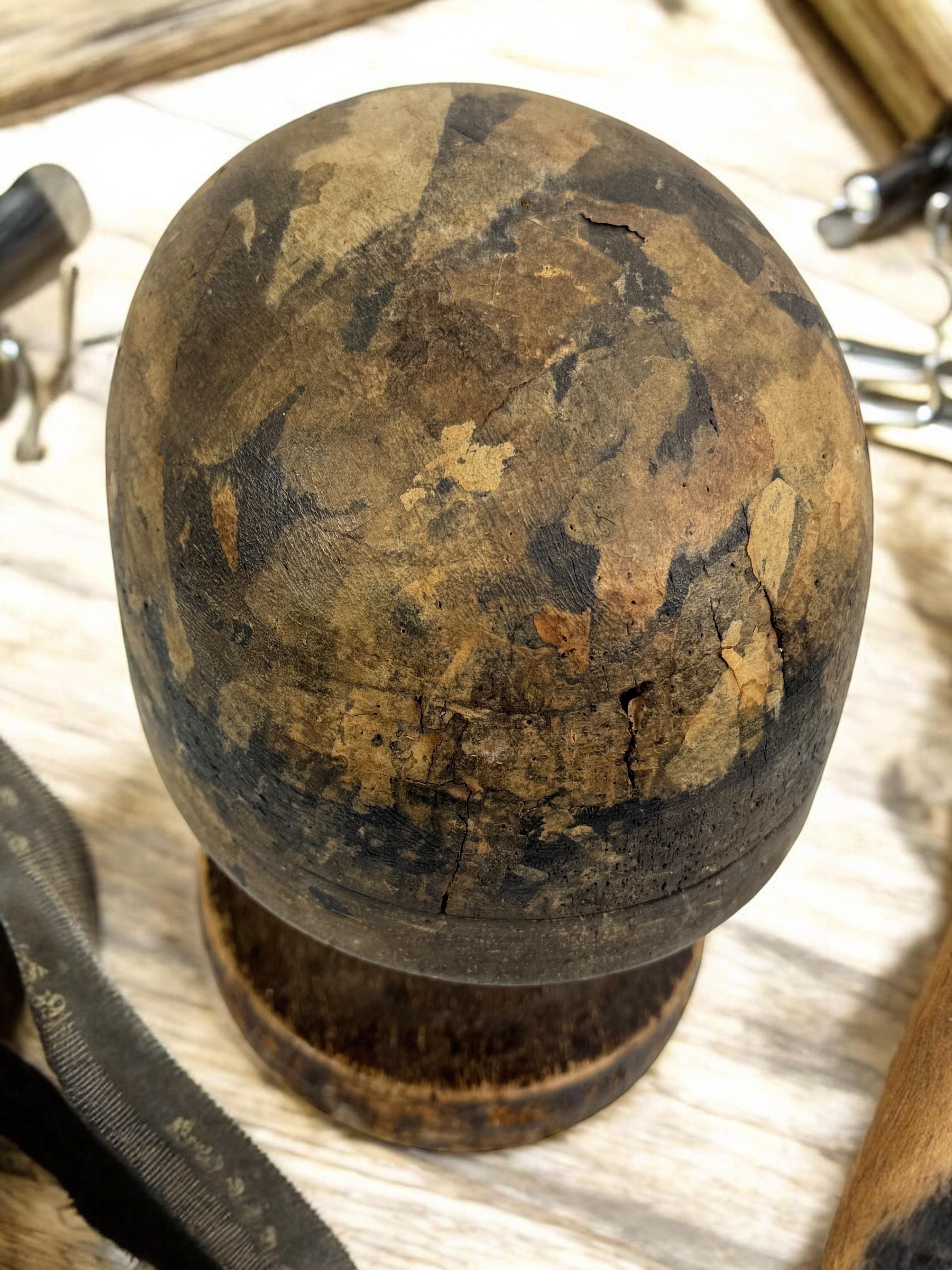 Stampo per cappello in legno d'epoca con supporto, strumento per cappellaio, Vienna, Austria, anni '10 del XIX secolo in vendita 5