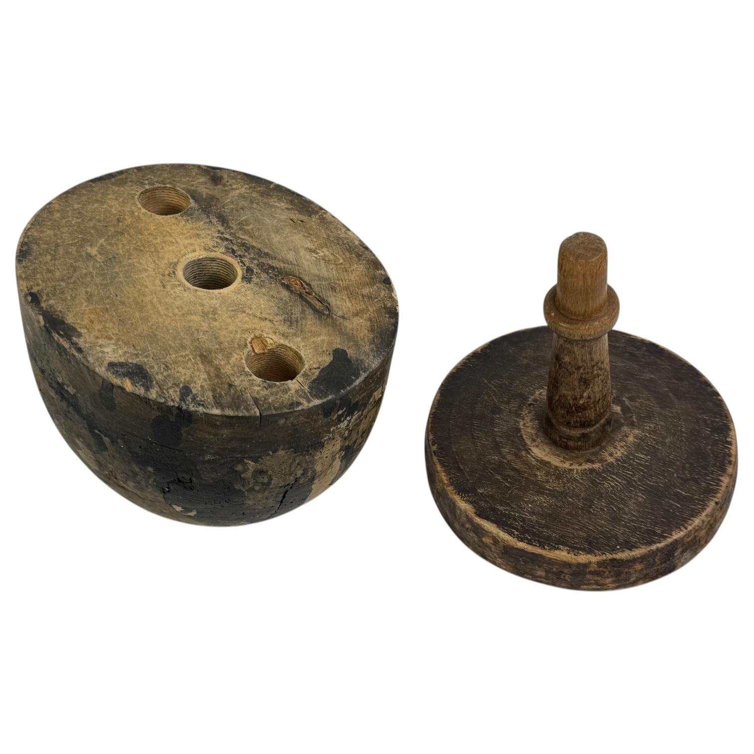 Austriaco Stampo per cappello in legno d'epoca con supporto, strumento per cappellaio, Vienna, Austria, anni '10 del XIX secolo in vendita
