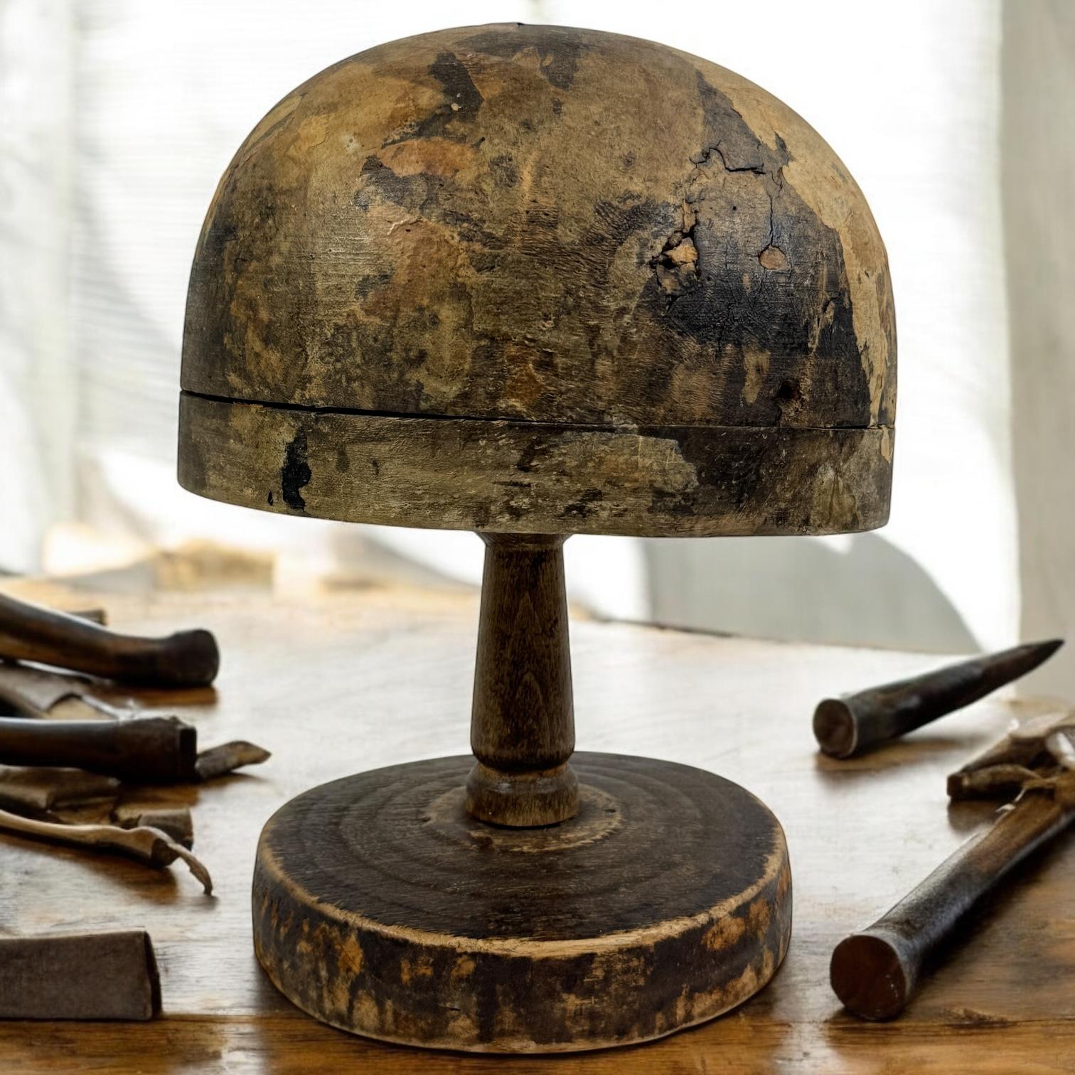 Stampo per cappello in legno d'epoca con supporto, strumento per cappellaio, Vienna, Austria, anni '10 del XIX secolo in vendita 1