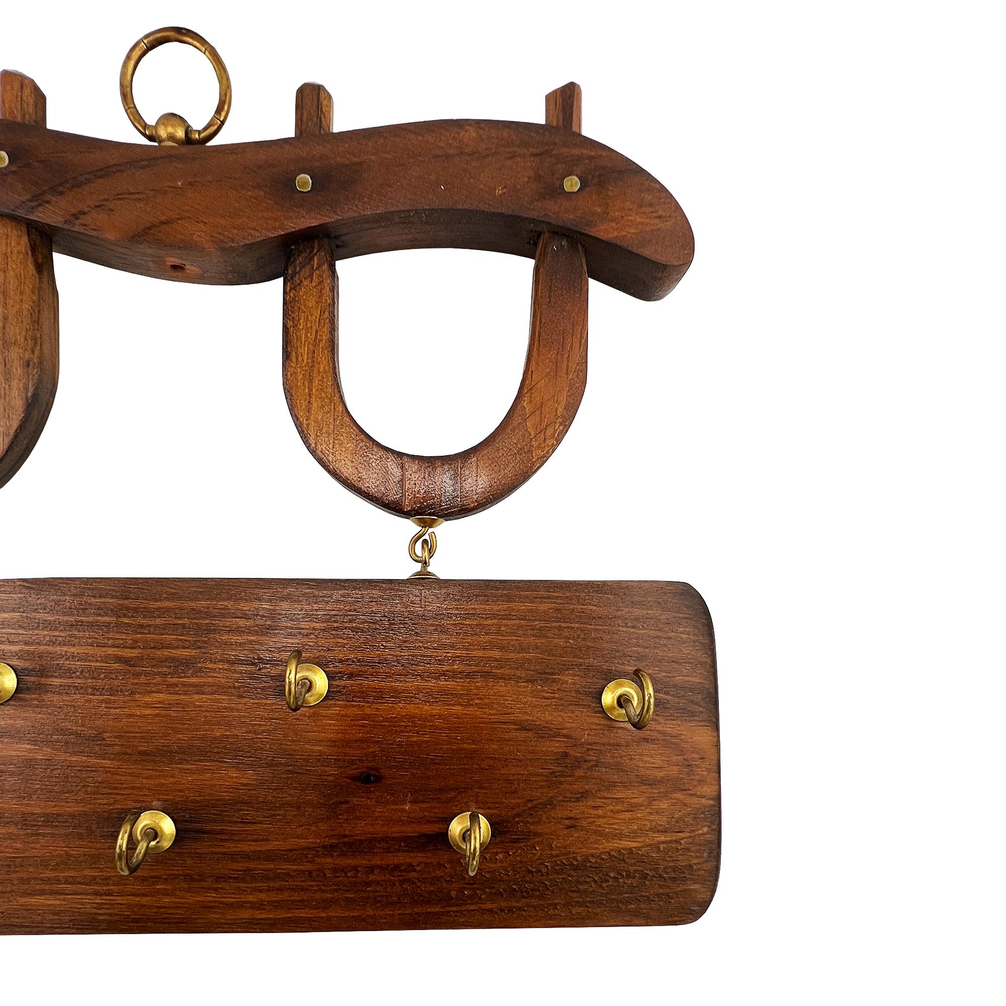 Vintage hölzerne Hufeisen Schlüsselhalter mit Messinghaken rustikalen Pferdesport Wandhalter (Rustikal) im Angebot