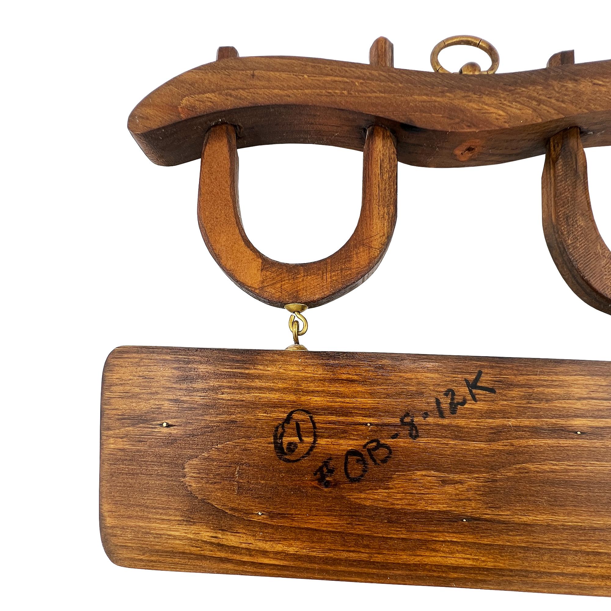 Vintage hölzerne Hufeisen Schlüsselhalter mit Messinghaken rustikalen Pferdesport Wandhalter (amerikanisch) im Angebot