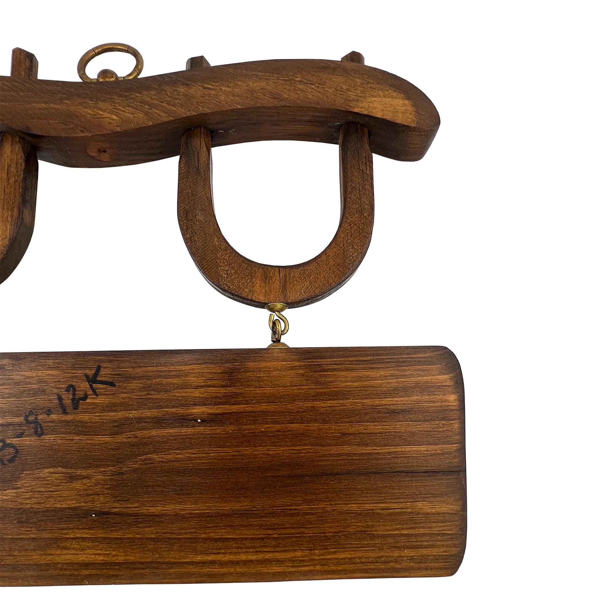 Vintage hölzerne Hufeisen Schlüsselhalter mit Messinghaken rustikalen Pferdesport Wandhalter im Zustand „Gut“ im Angebot in Oklahoma City, OK