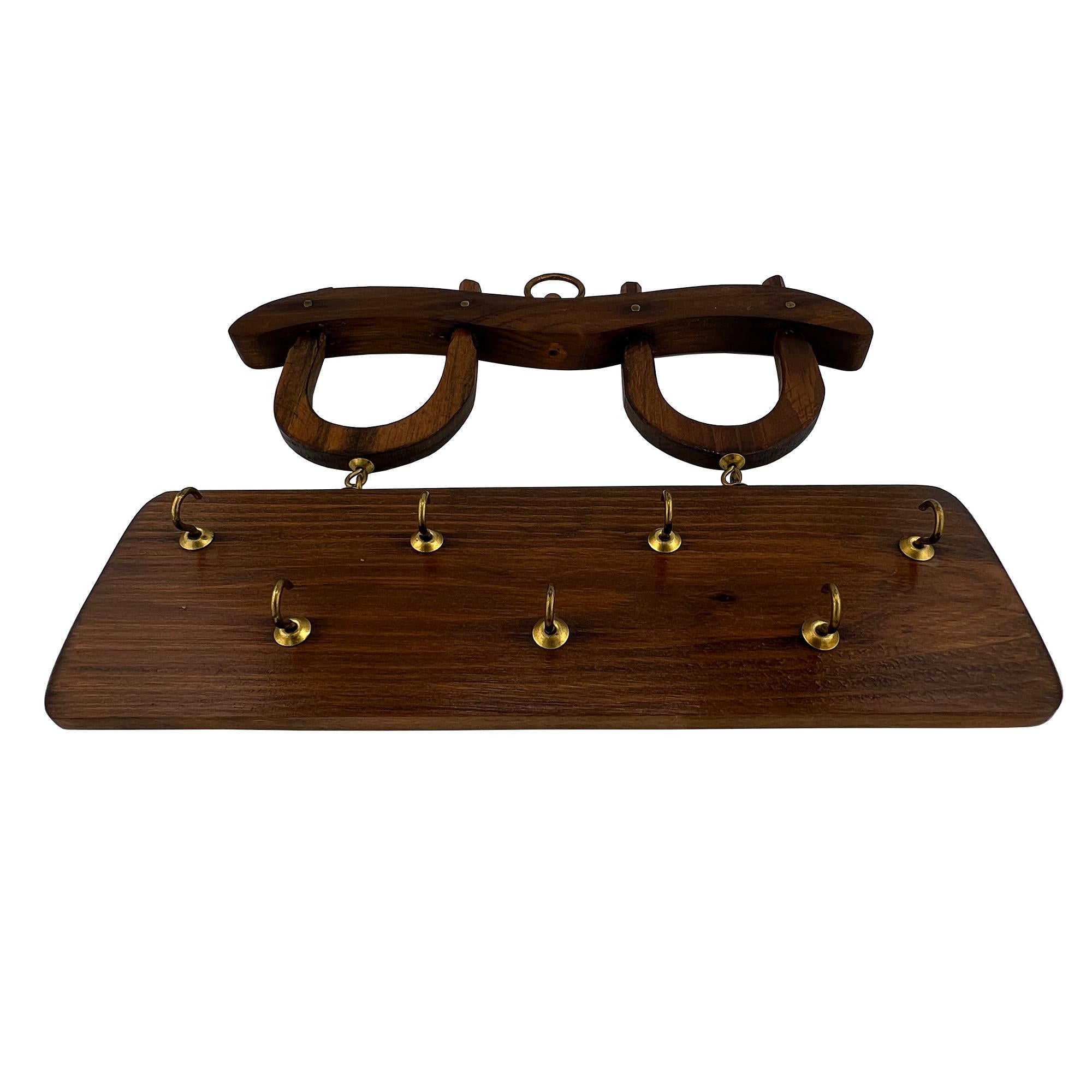 Vintage hölzerne Hufeisen Schlüsselhalter mit Messinghaken rustikalen Pferdesport Wandhalter (Ende des 20. Jahrhunderts) im Angebot