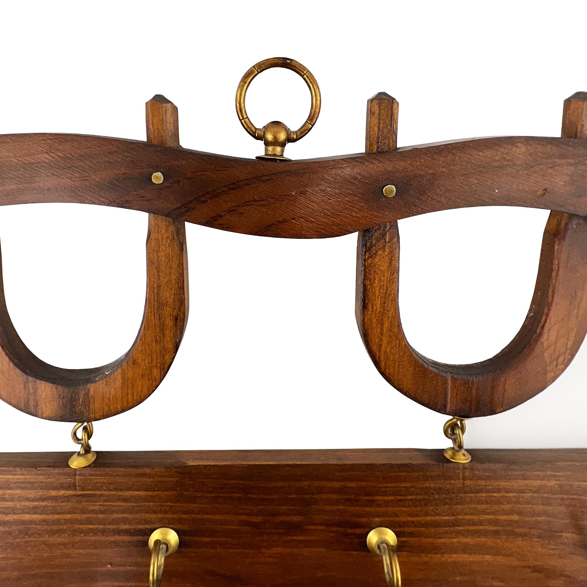 Vintage hölzerne Hufeisen Schlüsselhalter mit Messinghaken rustikalen Pferdesport Wandhalter im Angebot 1