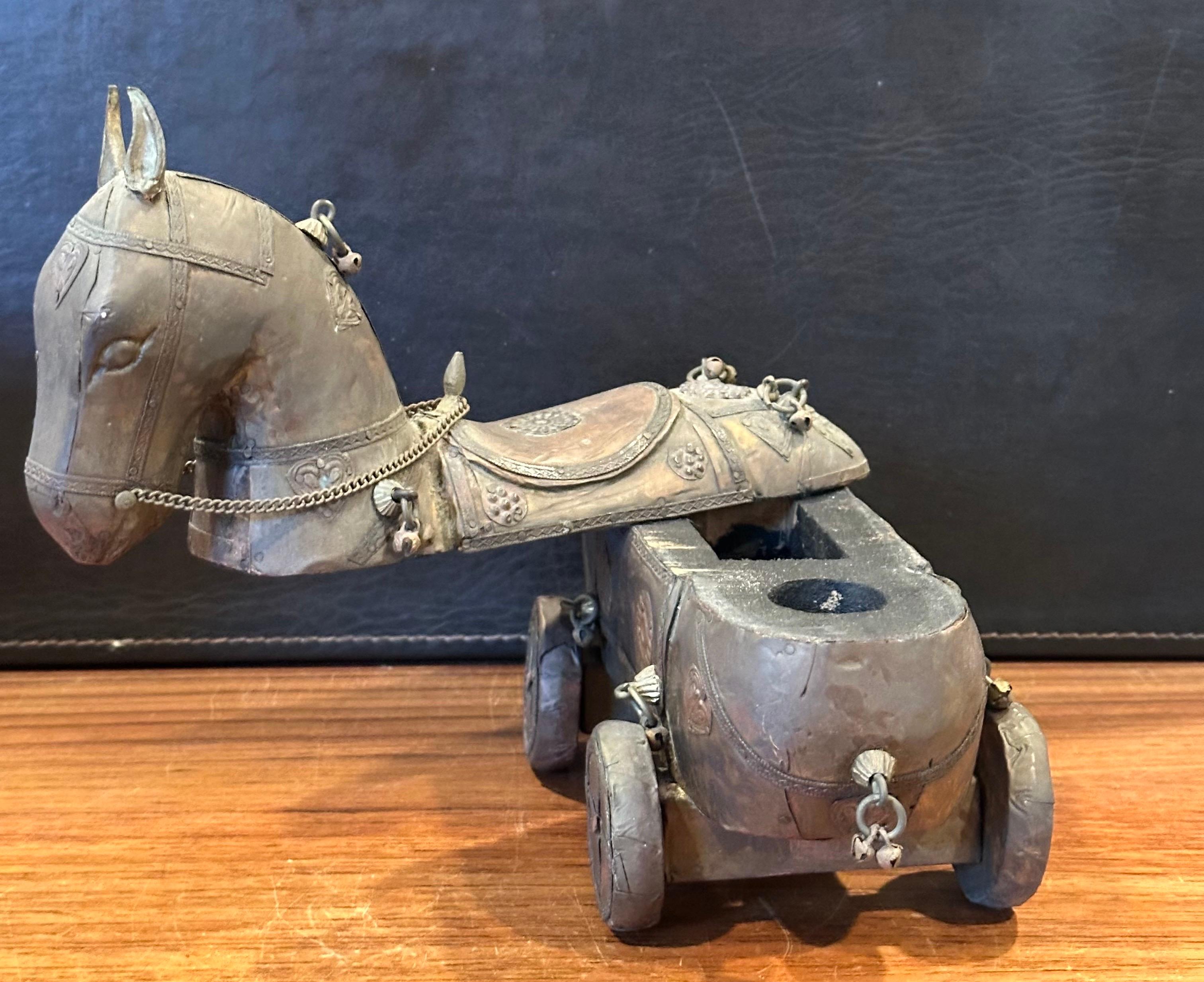 Caballo de juguete indio vintage de madera con ruedas en venta 4