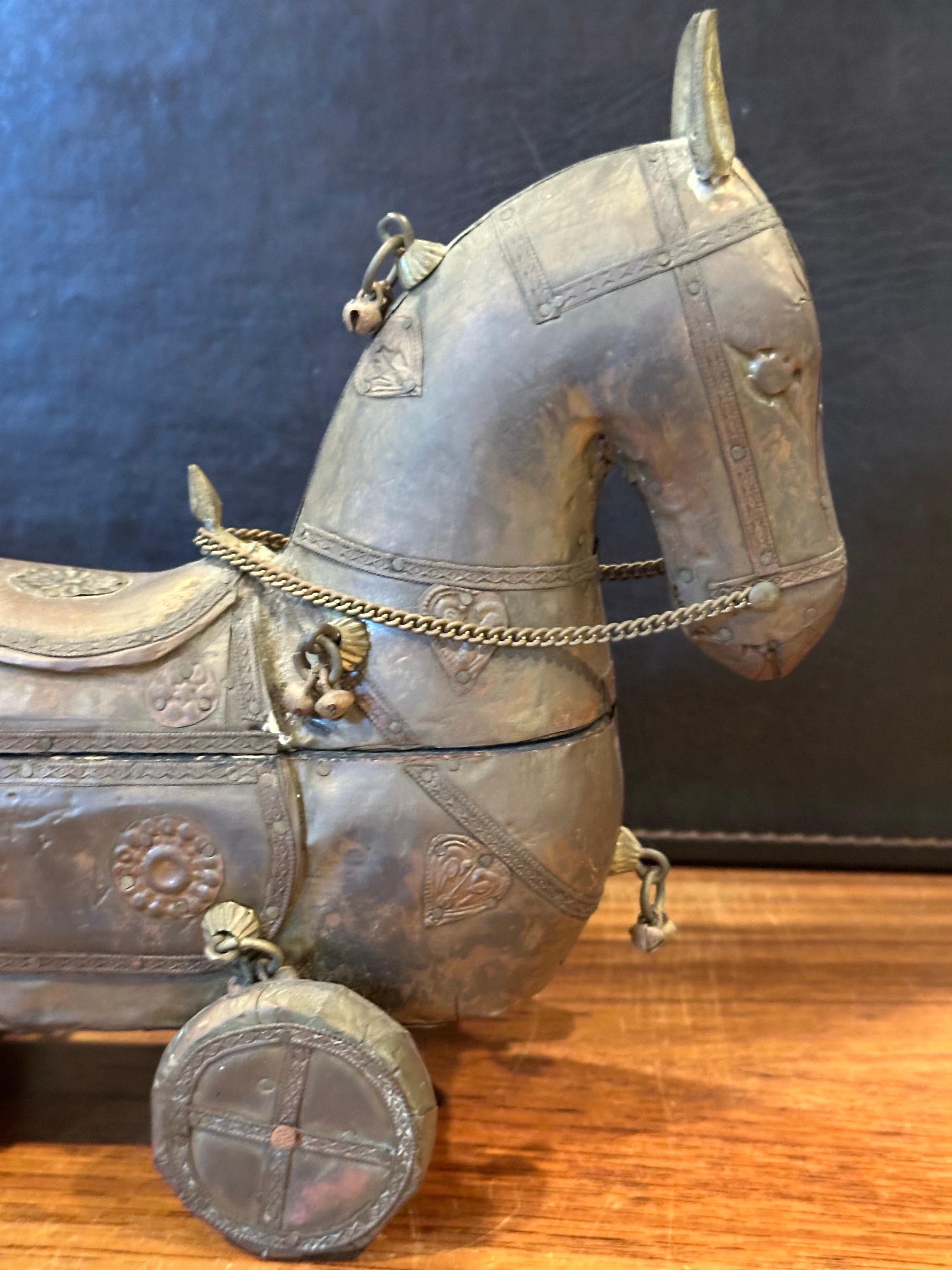 Caballo de juguete indio vintage de madera con ruedas Indio en venta