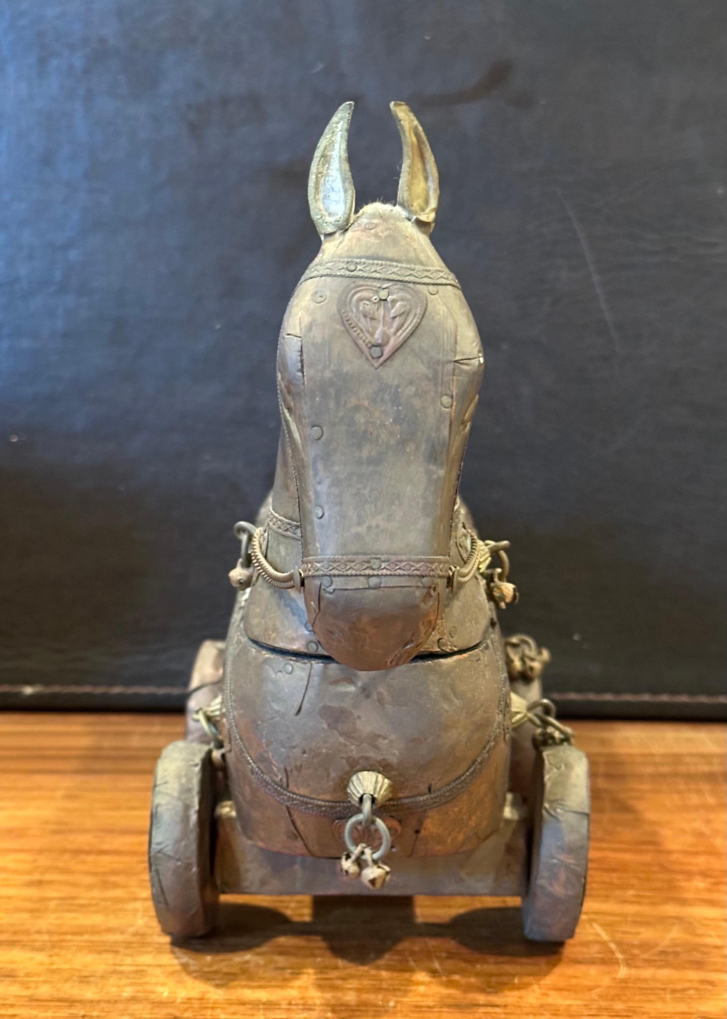 Caballo de juguete indio vintage de madera con ruedas en Bueno estado para la venta en San Diego, CA