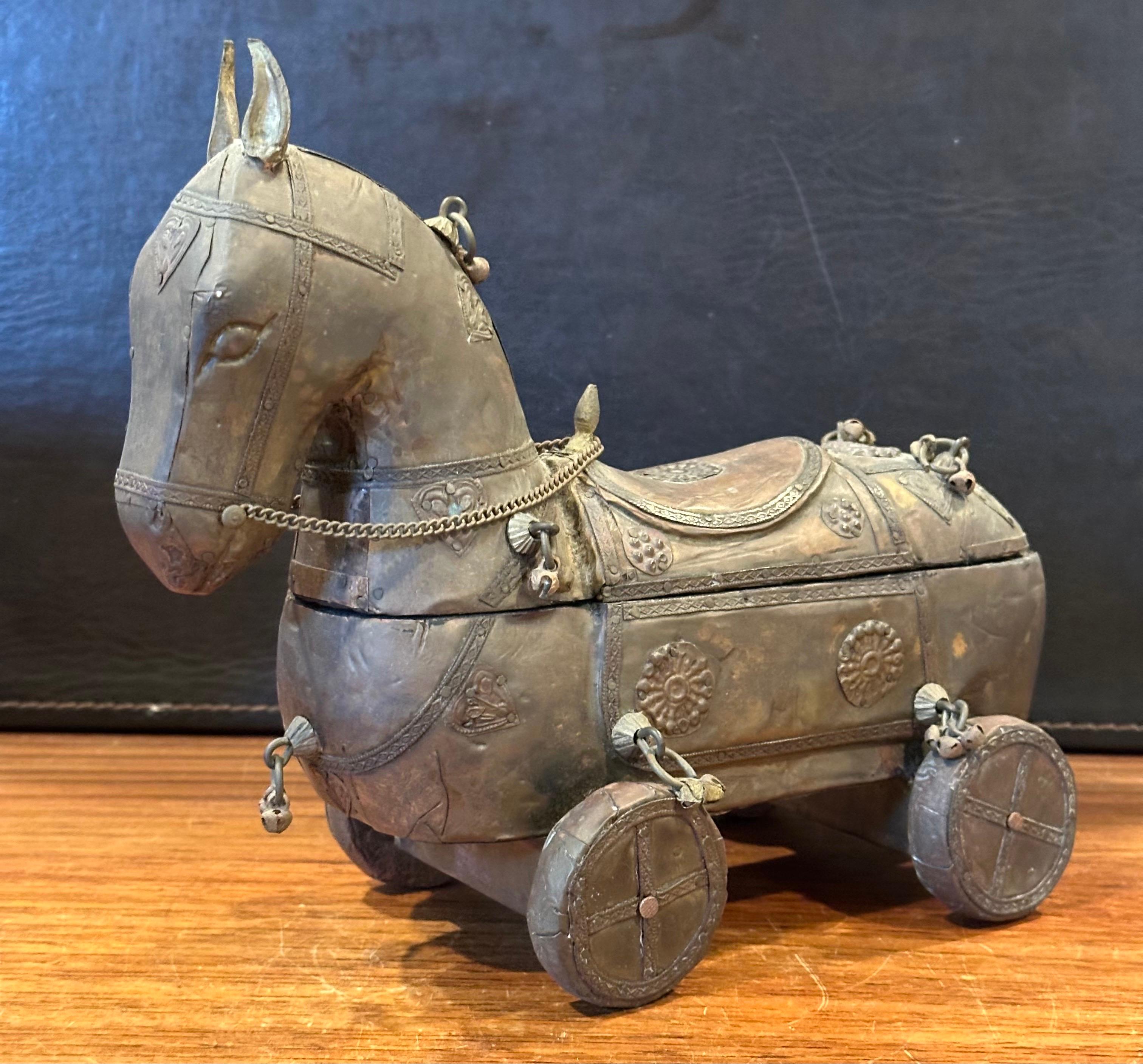 Caballo de juguete indio vintage de madera con ruedas siglo XX en venta