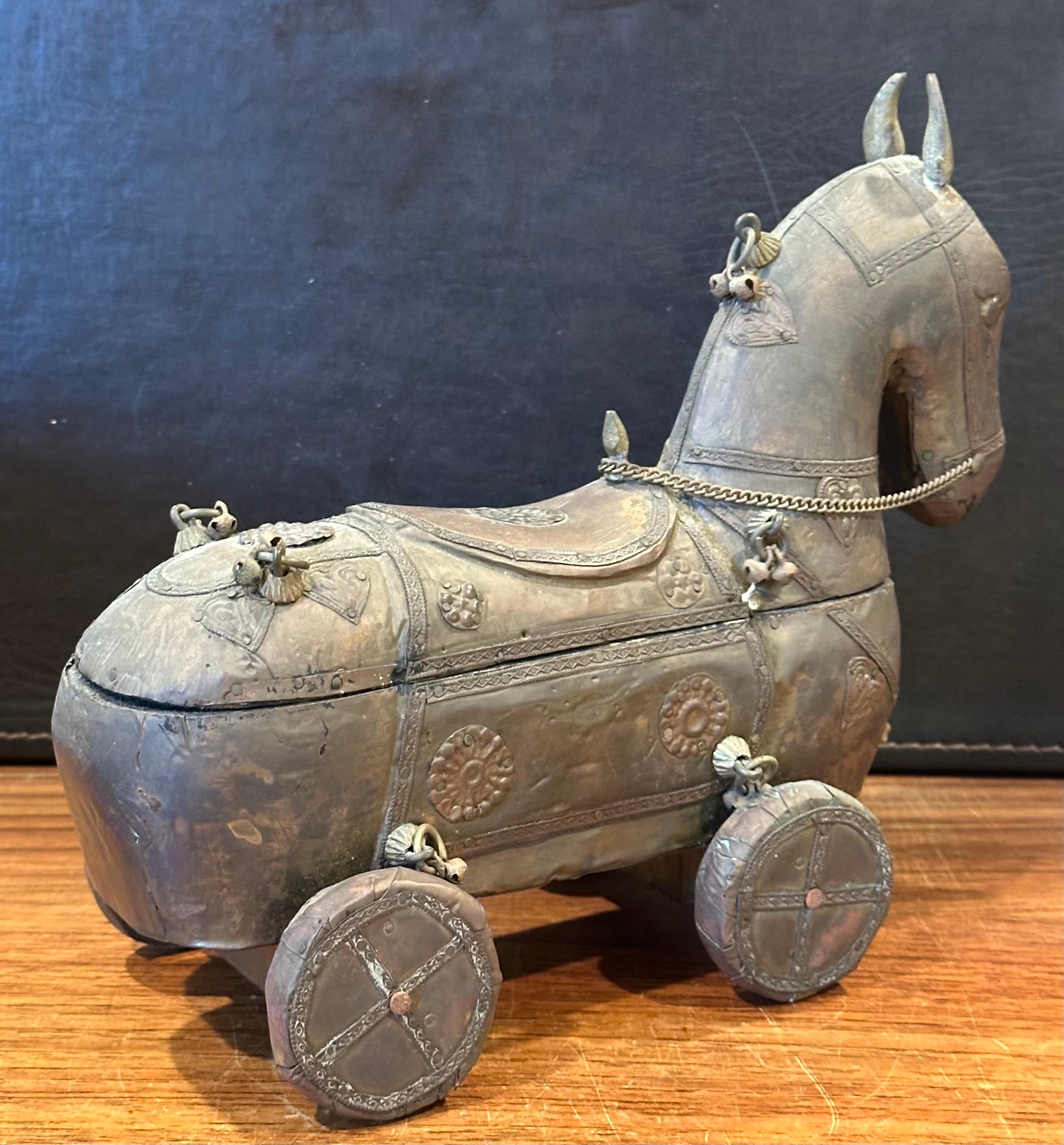 Caballo de juguete indio vintage de madera con ruedas en venta 3