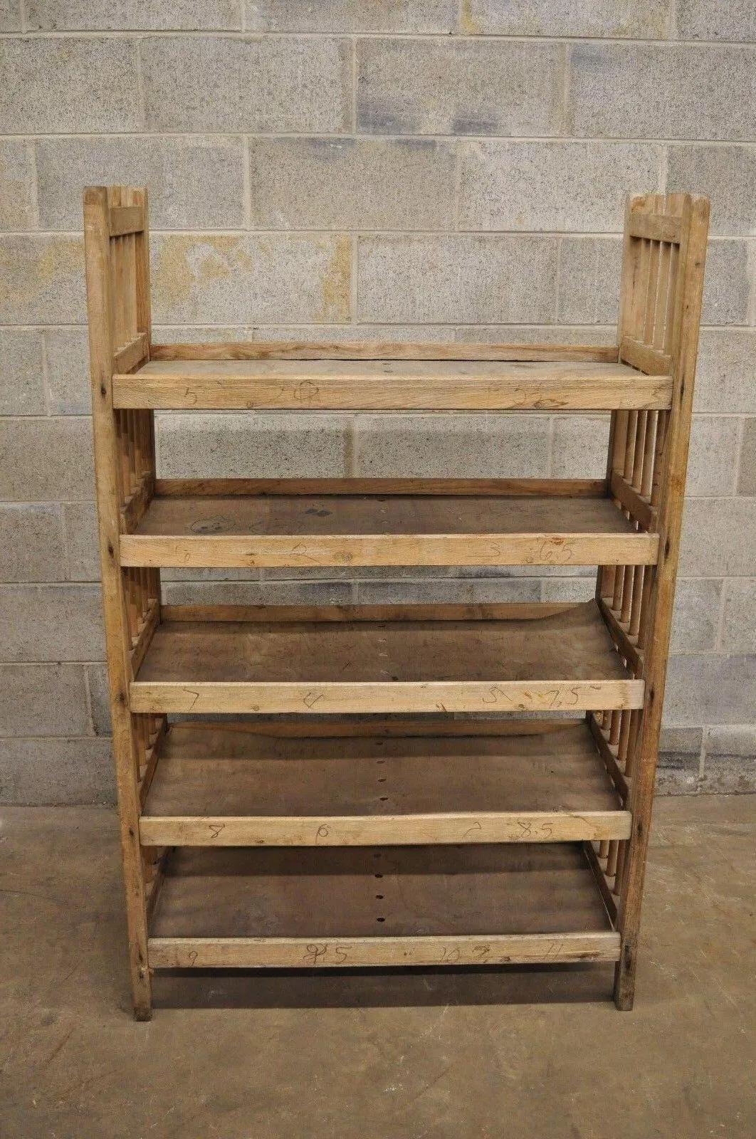 Vintage Wooden Industrial 5 Shelf Shoe Drying Rack Steampunk Bookcase Stand. Der Artikel zeichnet sich durch Sperrholzböden, Spindelseiten, Massivholzkonstruktion, 5 Böden, großartigen Stil und Form aus. Circa Mitte des 20. Jahrhunderts.