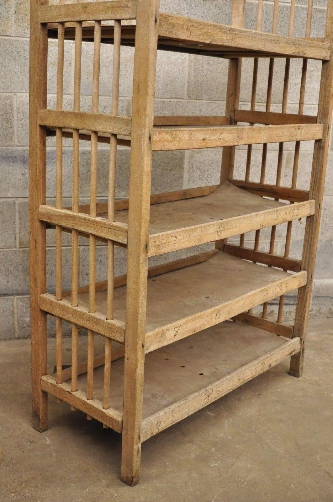 Vintage hölzerne industrielle 5 Regal Schuh Trocknen Rack Steampunk Bücherregal Stand im Angebot 1