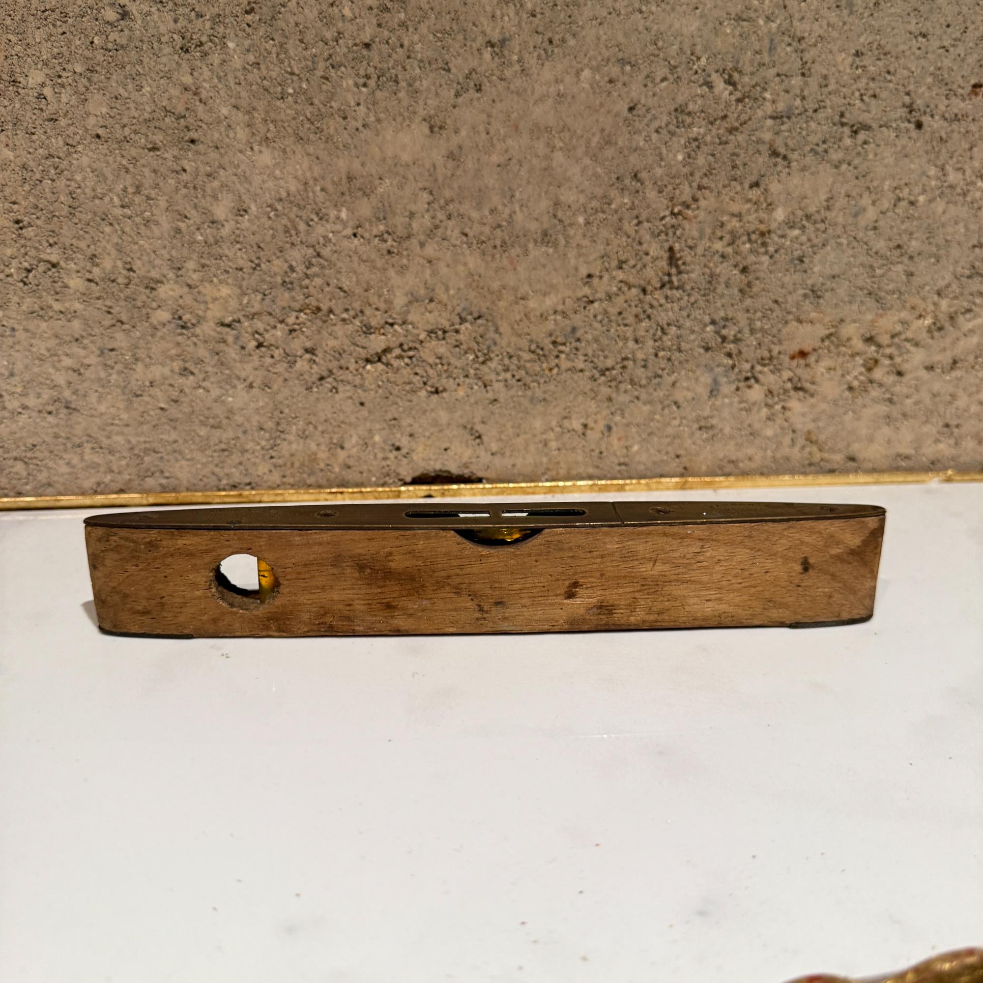 For your consideration, a vintage wooden level. Constructed with teak and brass. Dual Window spirit Level. Manufactured by- J Rabone & Sons Birmingham, England.

Dimensions: 9