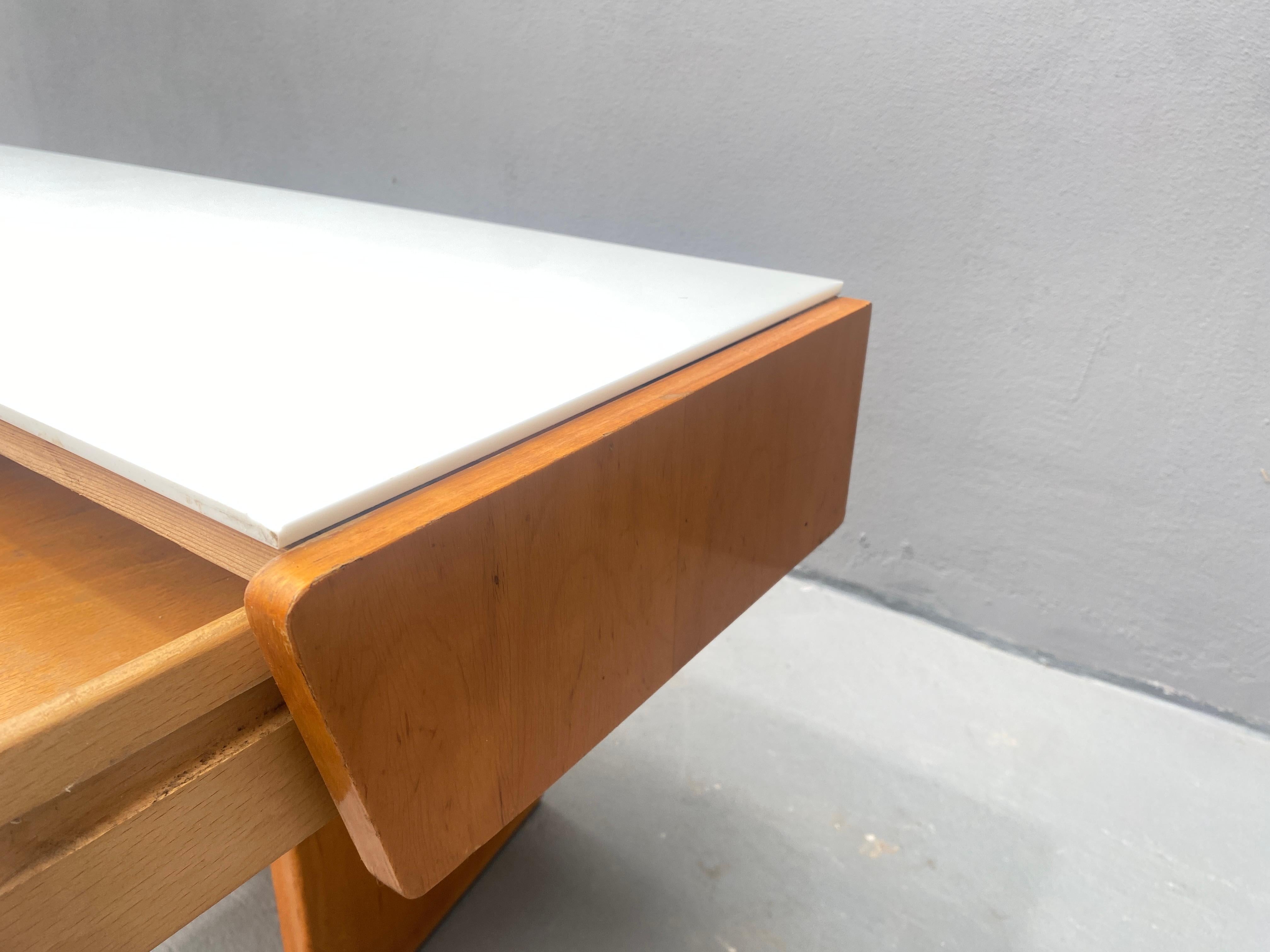 Consola baja vintage de madera con cristal opalino, 1960 en venta 4