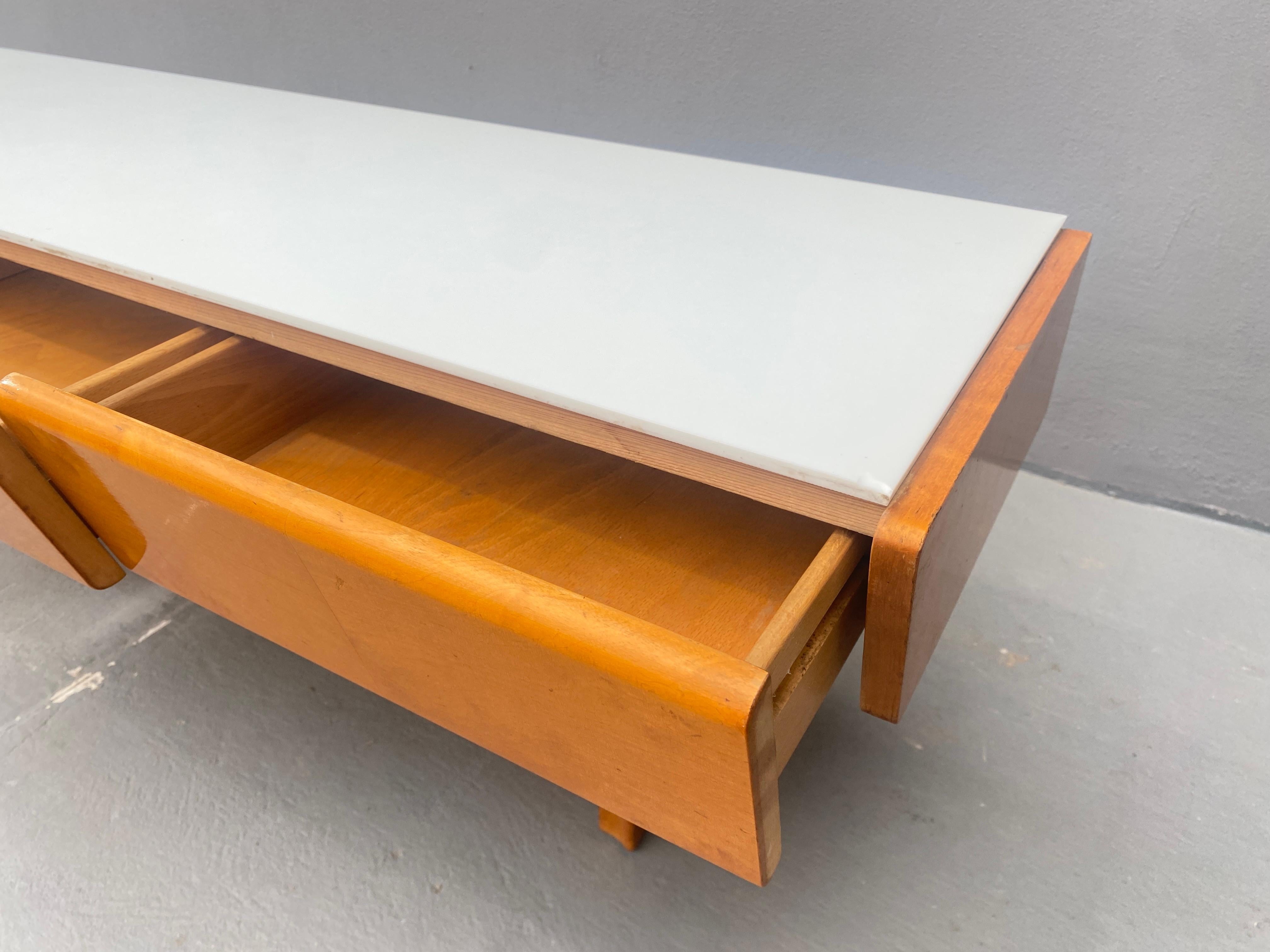 Consola baja vintage de madera con cristal opalino, 1960 en venta 5