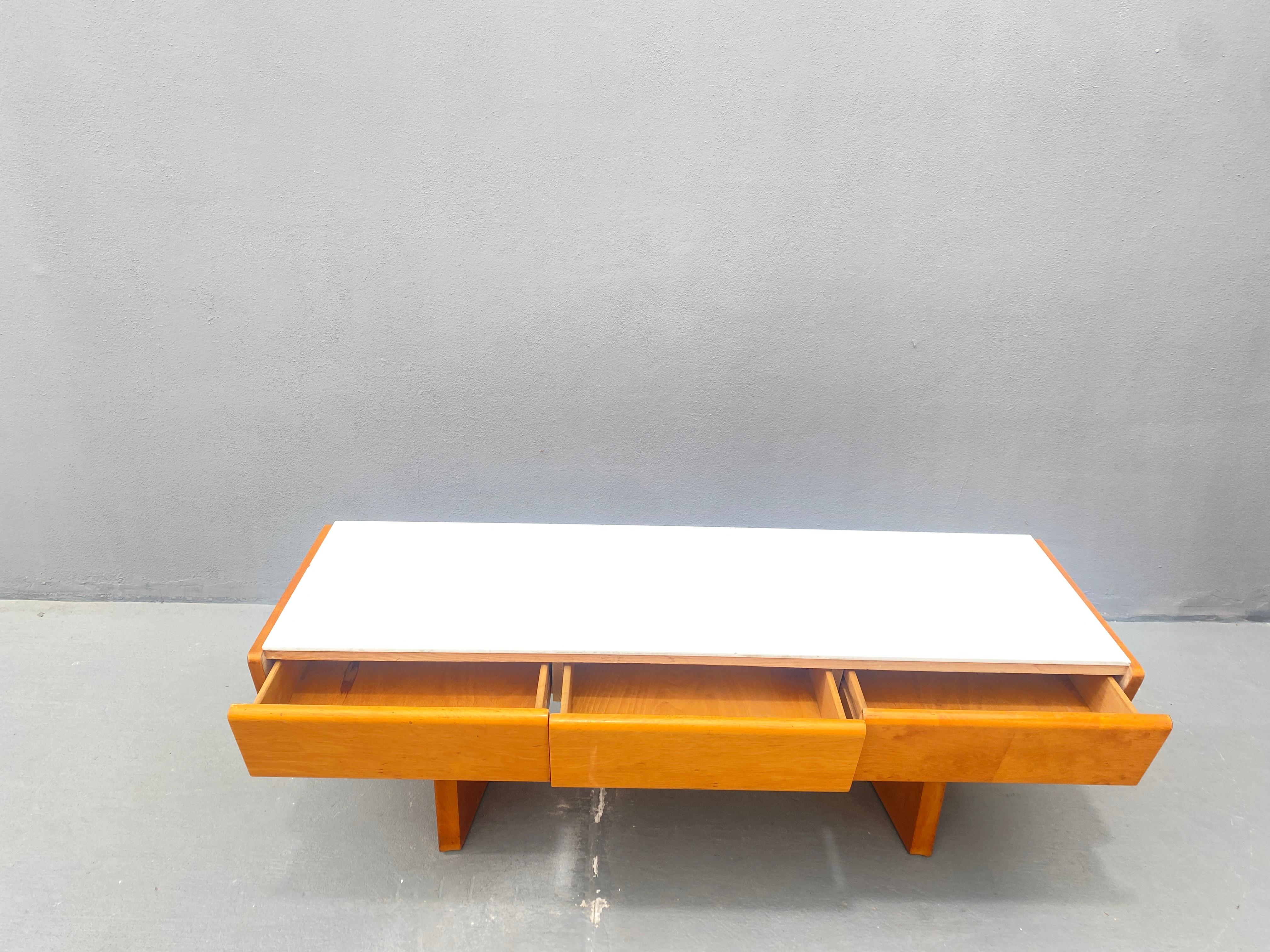 Consola baja vintage de madera con cristal opalino, 1960 en venta 6